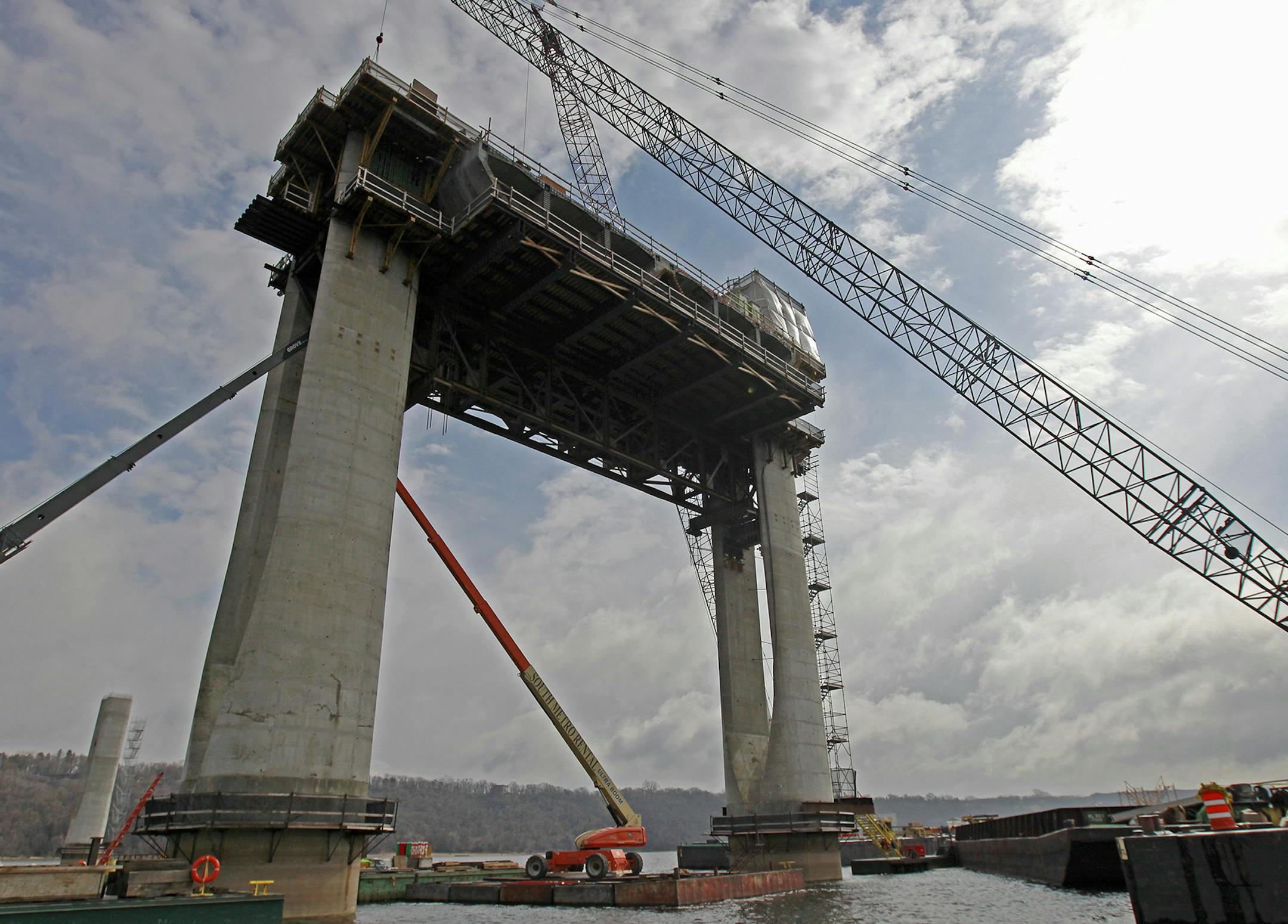Construction crew worked high above the St. Croix on the bridge that will connect Wisconsin and Minnesota, Friday, April 10, 2015 near Stillwater, MN. ] (ELIZABETH FLORES/STAR TRIBUNE) ELIZABETH FLORES • eflores@startribune.com