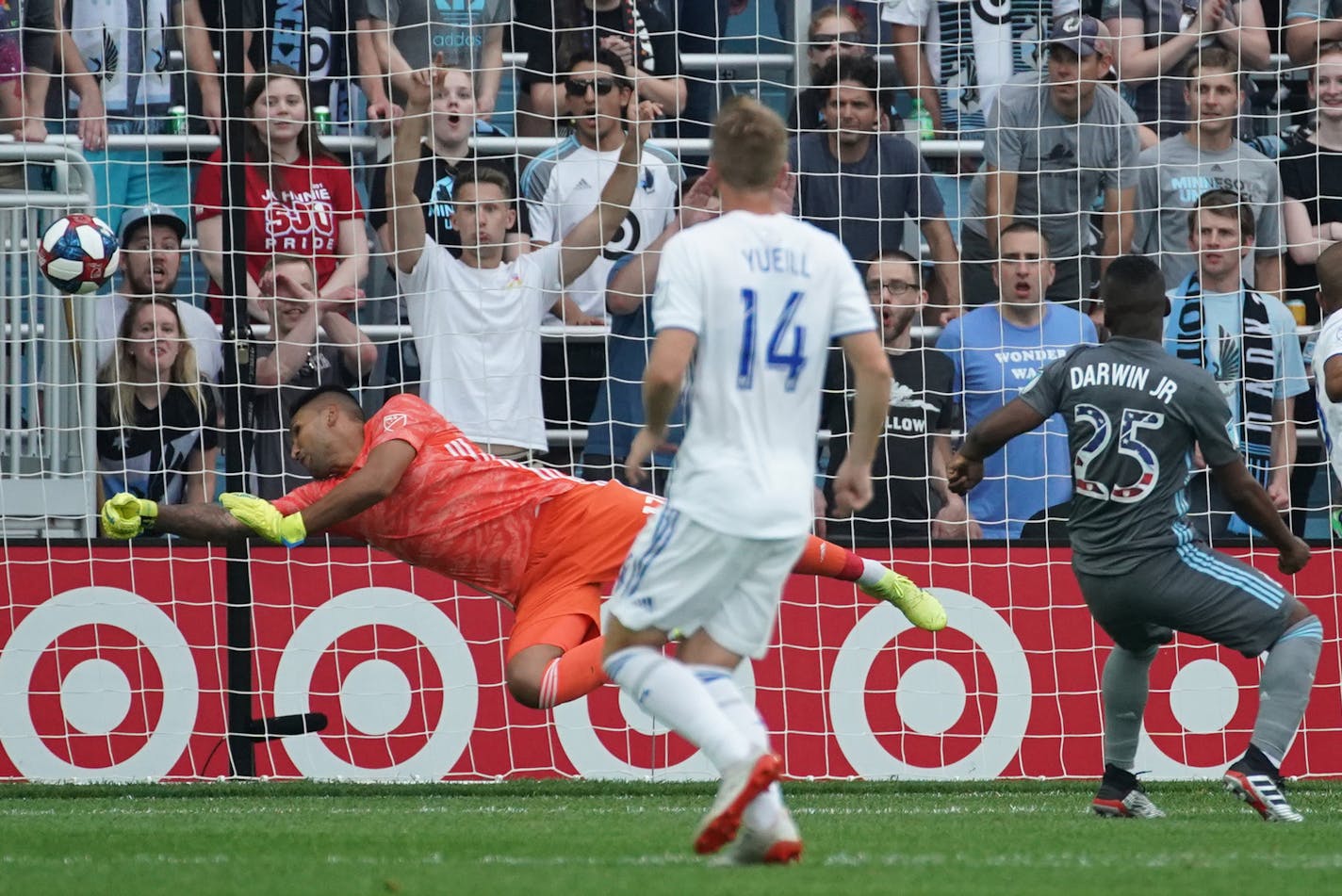 Loons forward Carlos Darwin Quintero scored on San Jose Earthquakes goalkeeper Daniel Vega