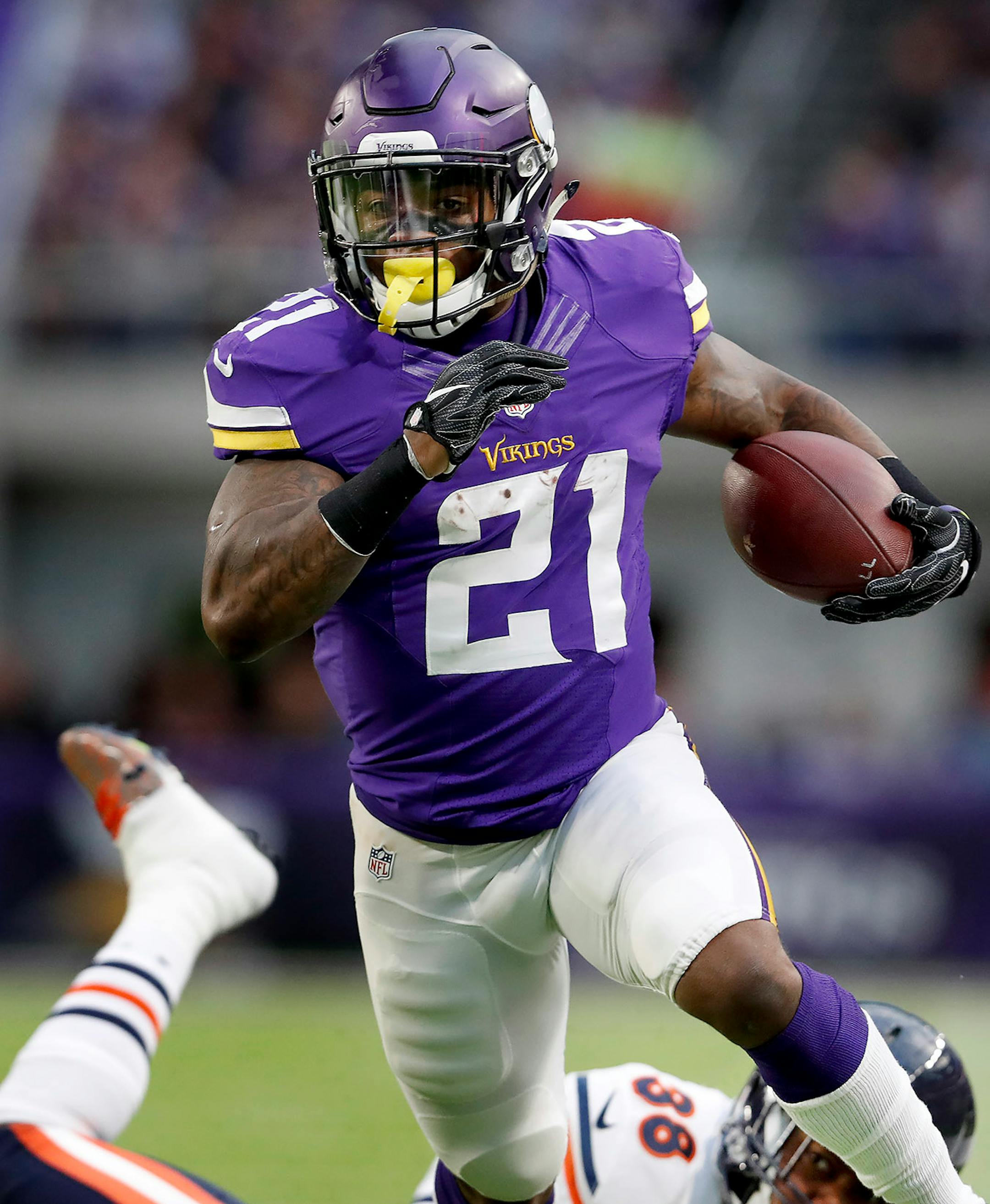 Jerick McKinnon ran away from Adrian Amos (38) after a catch for a 16-yard touchdown in the first quarter.