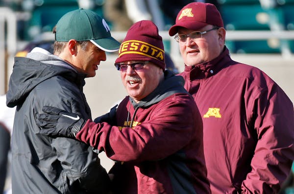 Former Gophers coach Jerry Kill, center