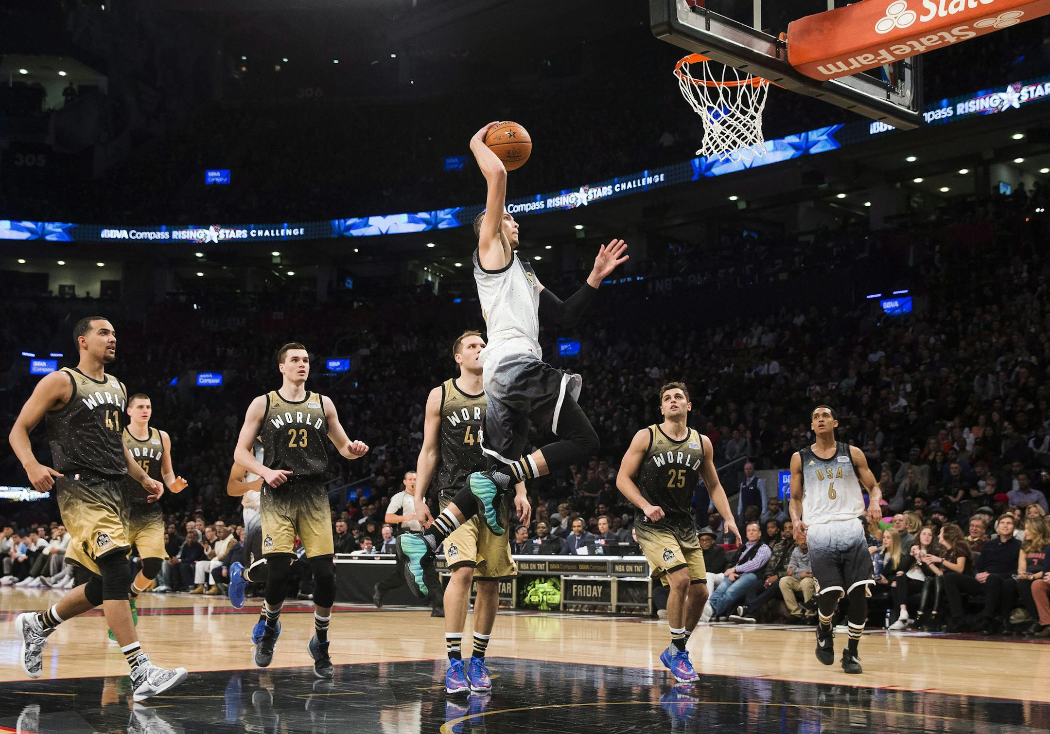 United States' Zach LaVine dunks in front of World players during the second half of the NBA Rising Stars Challenge basketball game in Toronto on Friday, Feb. 12, 2016. (Mark Blinch/The Canadian Press via AP)