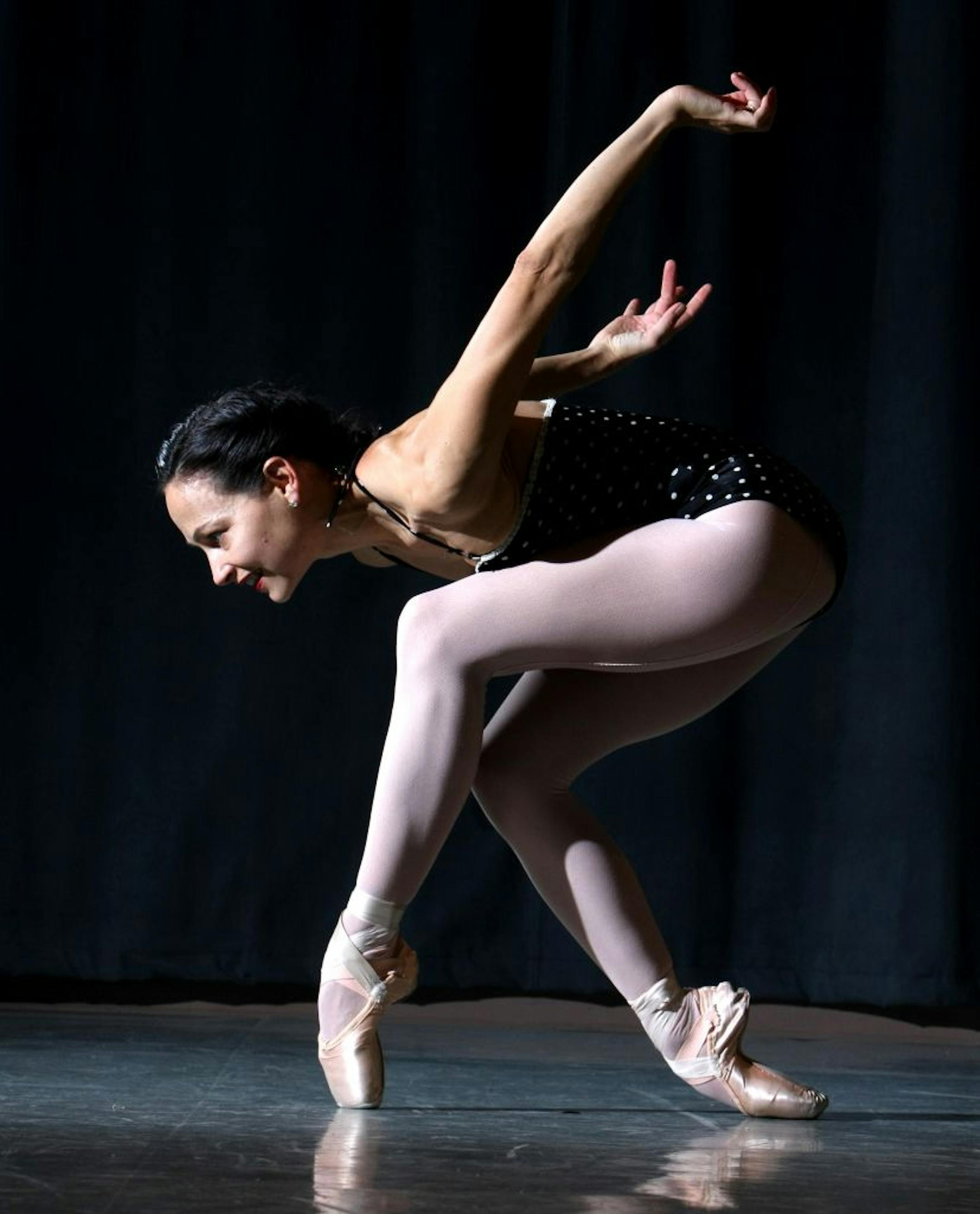 TOM WALLACE � twallace@startribune.com Assign#00000956A Slug: body01xx 12/21/2007 Minneapolis, MN James Sewell Ballet dancer, Sally Rousse, finds her form in her training and performances.