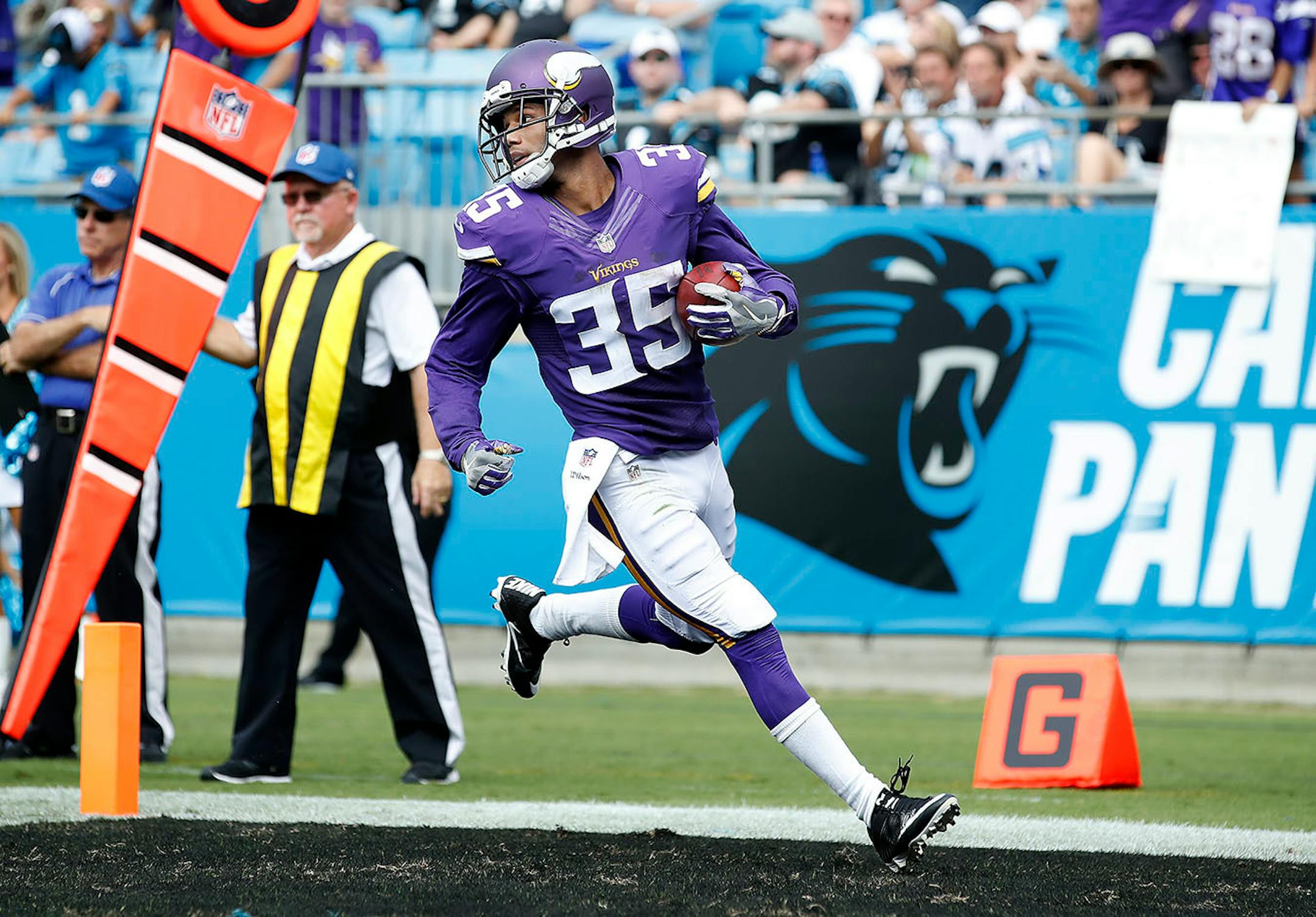 Marcus Sherels (35) returned a punt 54 yards for a touchdown in the second quarter.