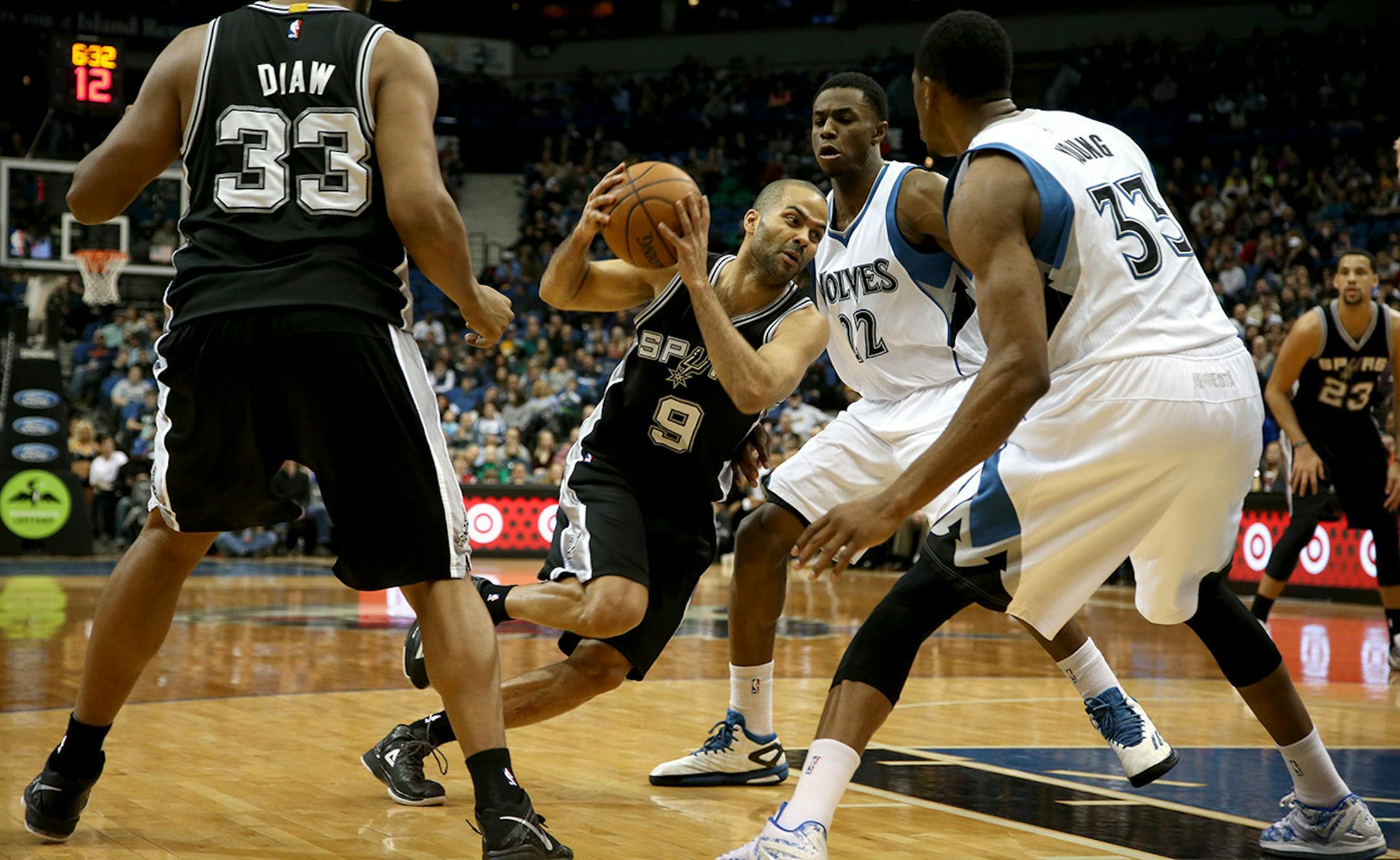 The Spurs Tony Parker spilt the Wolves defense to score during the first half. ] (KYNDELL HARKNESS/STAR TRIBUNE) kyndell.harkness@startribune.com Timberwolves vs San Antonio at the Target Center in Minneapolis Min., Saturday, January 10, 2014.