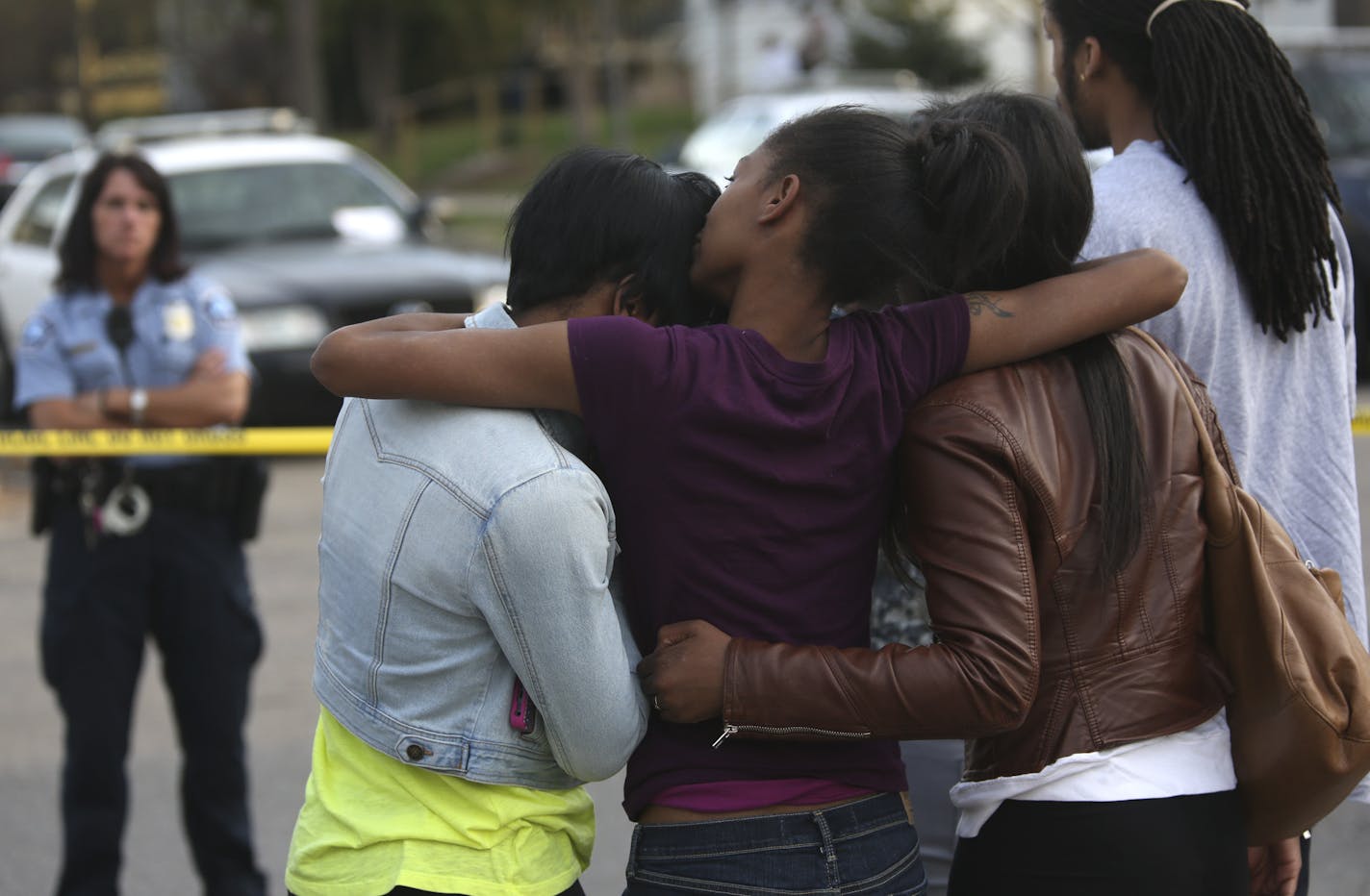 Family members of the suspect weeped at the the scene where two officers were shot and the suspect was killed in a house on Bryant Ave. in Minneapolis, Min., Friday, May 10, 2013. ] (KYNDELL HARKNESS/STAR TRIBUNE) kyndell.harkness@startribune.com