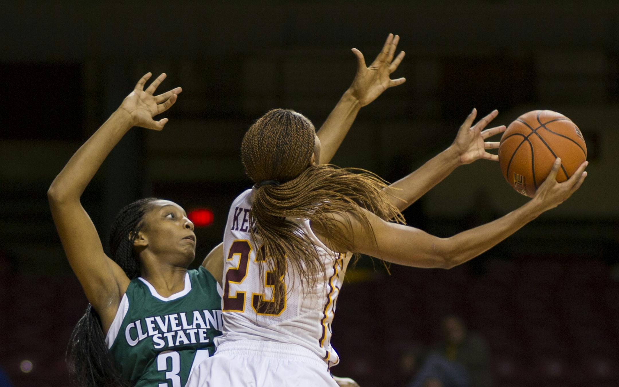 Minnesota's Shae Kelley drove past Cleveland State's Shadae Bosley for a second-half hoop Tuesday afternoon.
