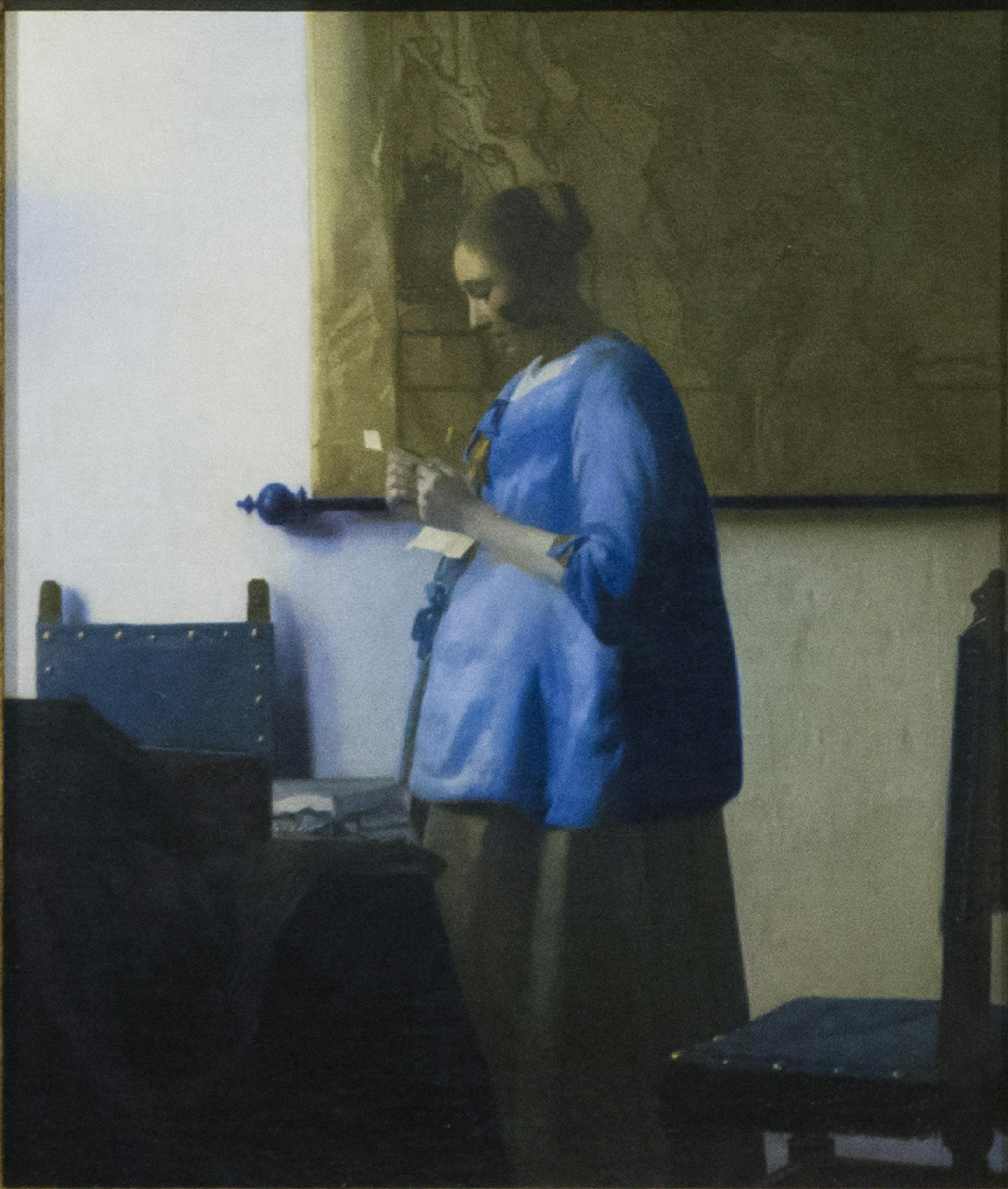 An MIA staff member got a close up look at Johannes Vermeer's Woman in Blue Reading a Letter at the staff unveiling of the Minneapolis Institute of Arts' first big "surprise" of its centennial year on Friday, January 16, 2015, in Mineapolis, Minn. ] RENEE JONES SCHNEIDER &#x2022; renee.jones@yahoo.com