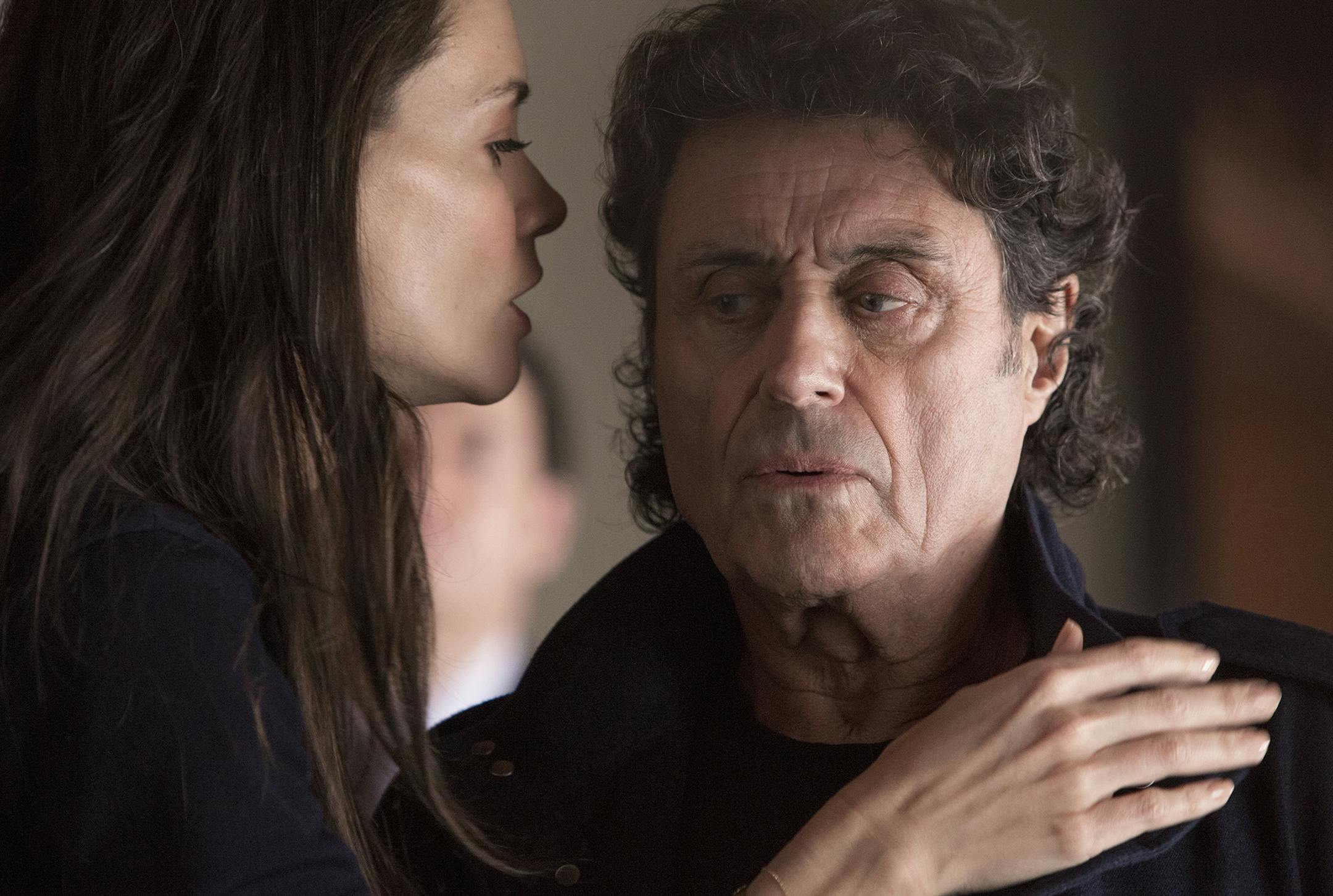 Katie Holmes as Paige and Ian McShane as Finney in Ray Donovan (Season 3, Episode 01). - Photo: Michael Desmond/SHOWTIME - Photo ID: RayDonovan_301_1379.R