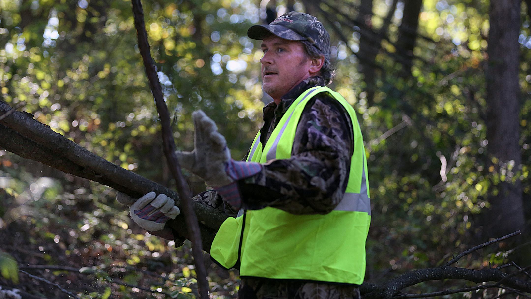 Dan VanSloun, Eagan, carried buckthorn, shrubs and other plant material to a collection point in a remote area of Lebanon Hills Regional Park in Eagan. ] JIM GEHRZ ï james.gehrz@startribune.com / Eagan, MN / October 3, 2015 / 9:00 AM ñ BACKGROUND INFORMATION: Are you willing to unload containers of hazardous waste? Maybe youíve got some free time to develop an internal control audit program for the city of Inver Grove Heightsí Finance Department? Then Dakota Countyís got