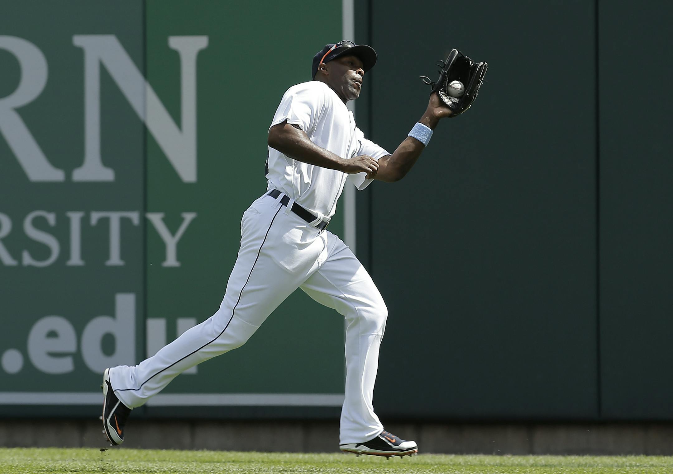 Detroit Tigers right fielder Torii Hunter catches a Minnesota Twins' Kurt Suzuki fly ball in the eighth inning of a baseball game in Detroit, Sunday, June 15, 2014. (AP Photo/Paul Sancya)