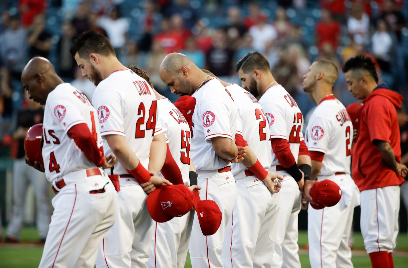 Los Angeles Angels players observed a moment of silence to honor former American League MVP and ex-Twin Don Baylor before the team's baseball game with the Baltimore Orioles on Monday.