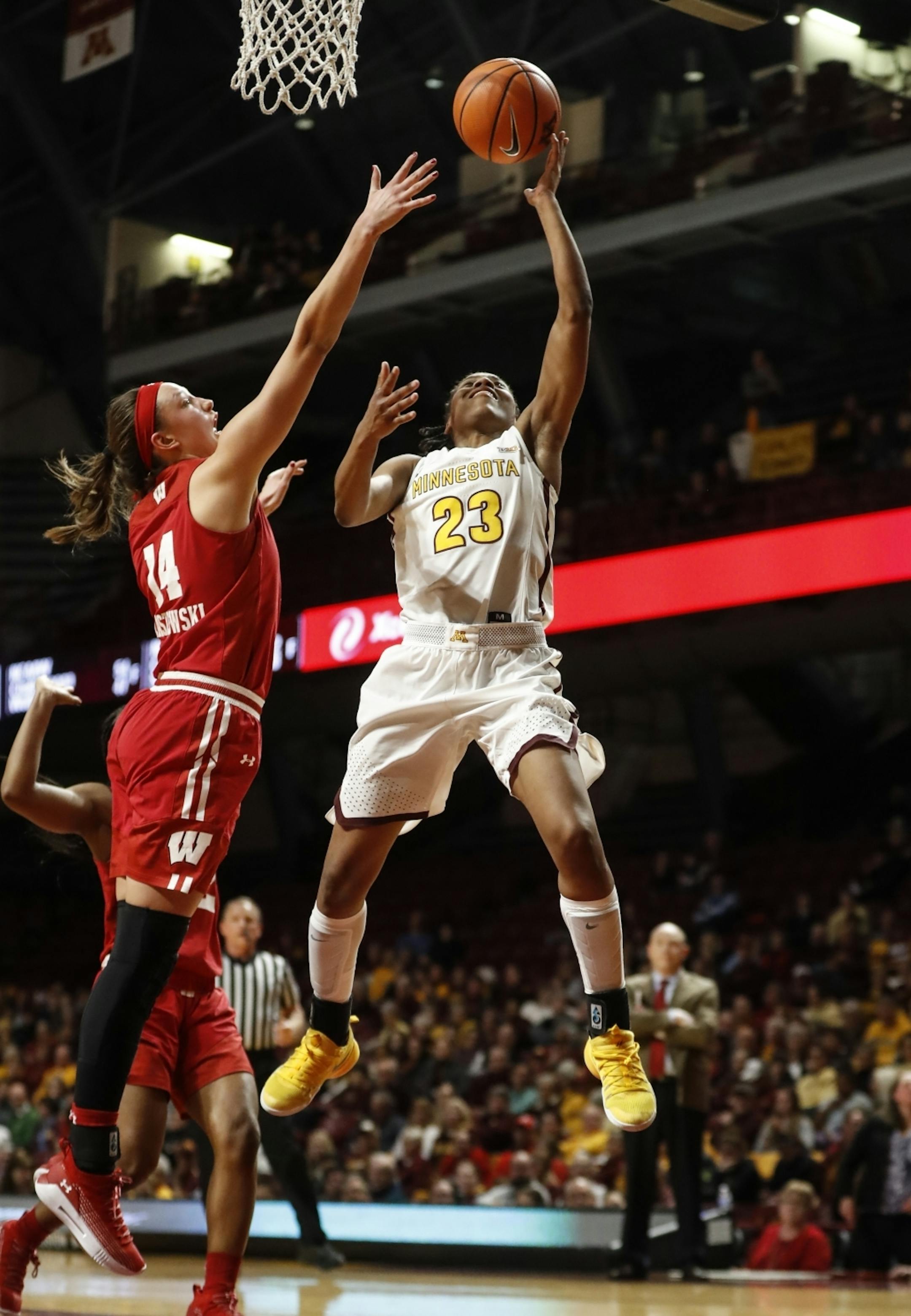 Minnesota Golden Gophers guard Kenisha Bell (23) made a lay up in the first half.