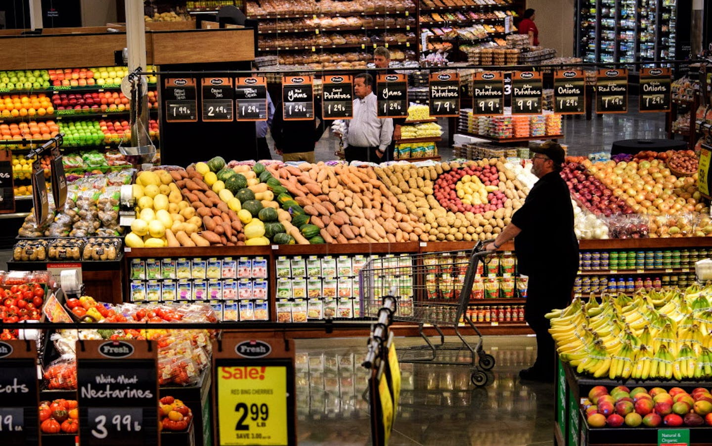 Workers looked over the new Oakdale Cub Foods minutes before opening for a VIP open house. ] GLEN STUBBE * gstubbe@startribune.com Monday, May 9, 2016 Cub Foods' opens its new location in Oakdale on Tuesday, moving across the street from its former, smaller location. The expanded store will be a better competitor to neighboring Hy-Vee. Both are nearly 90,000 square feet with big produce sections, large convenience food areas, pharmacies and liquor stores.