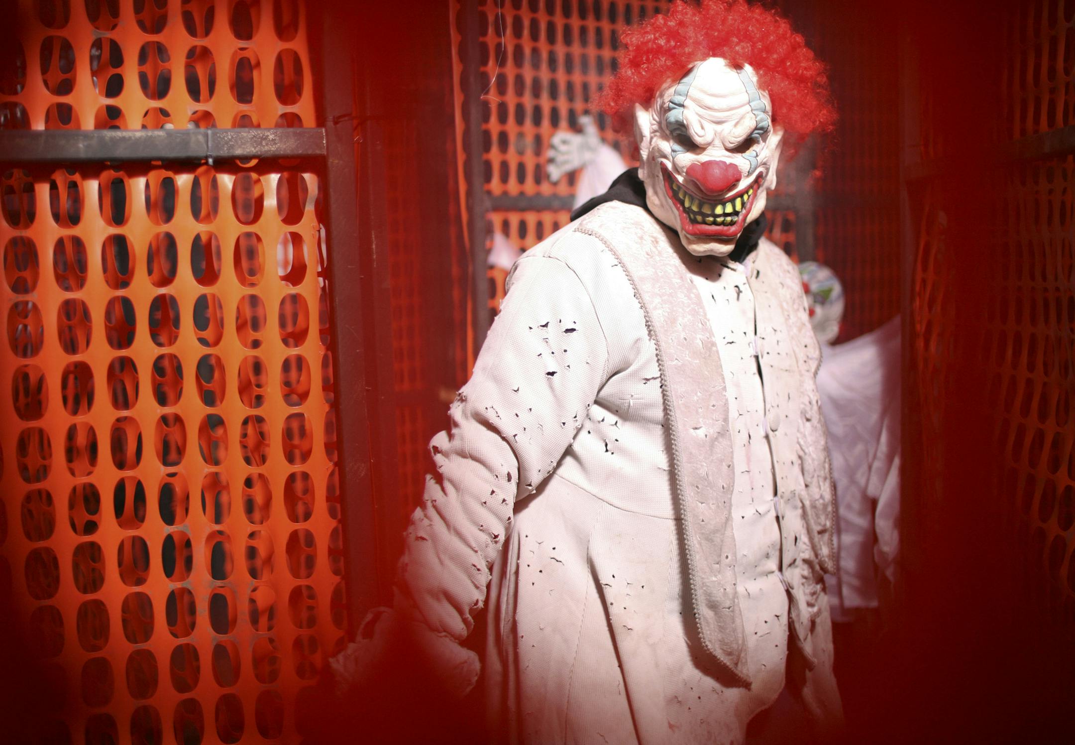 JEFF WHEELER ‚Ä¢ jwheeler@startribune.com CHASKA - 10/16/08 - Scream Town is a haunted experience in a cornfield and woods west of Chaska that is up and running for the Halloween season. IN THIS PHOTO: ] Kyle Johnson was a scary guy greeting guests in the maze at the Klown House at Scream Town Thursday night. ORG XMIT: MIN2013101817002967