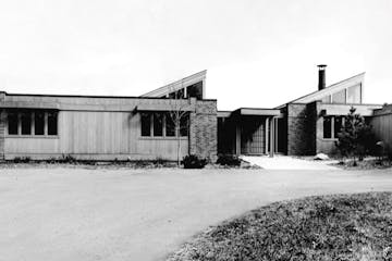 This 1970 home in Minnetonka was designed by architect Arthur Dickey. (Pictured soon after it was completed).