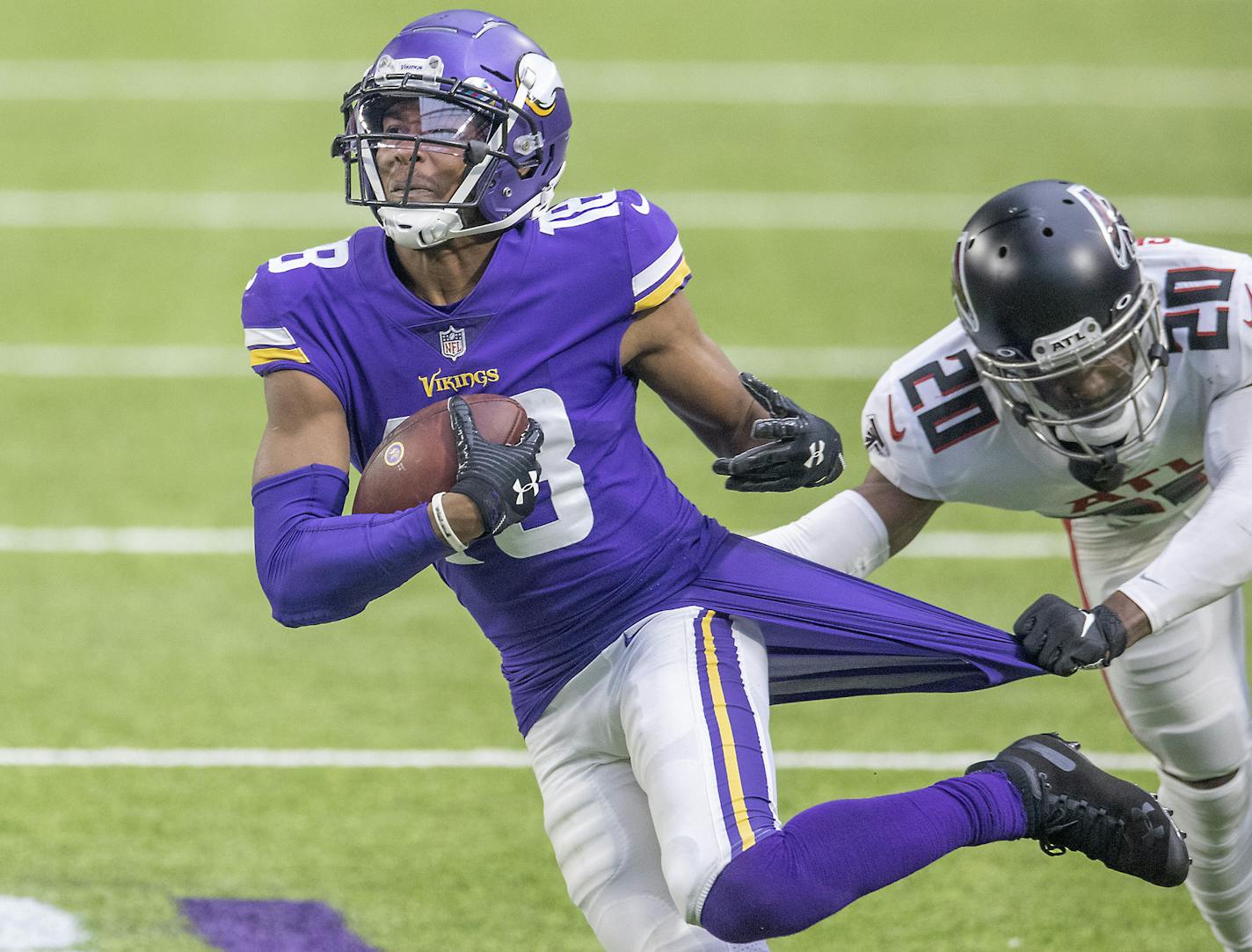 Minnesota Vikings wide receiver Justin Jefferson broke away from Atlanta Falcons defensive back Kendall Sheffield's grasp to run it in for a touchdown during the fourth quarter. ] ELIZABETH FLORES • liz.flores@startribune.com The Minnesota Vikings played the Atlanta Falcons at U.S. Bank Stadium in Minneapolis on Sunday, October 18, 2020.