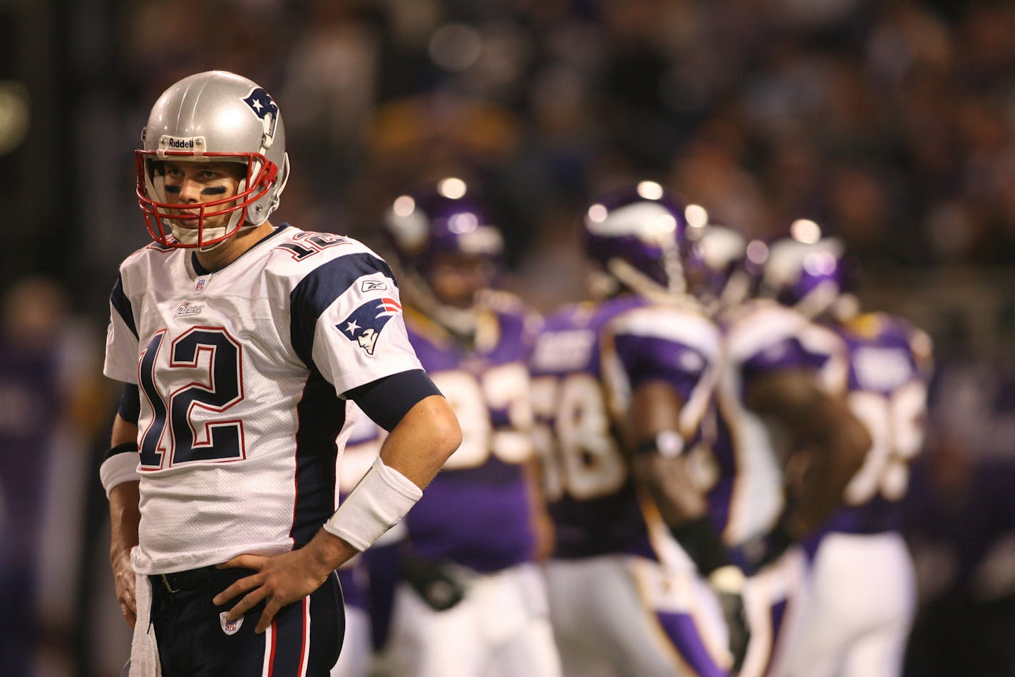 JIM GEHRZ &#x2022; jgehrz@startribune.com // Minneapolis, MN 10/30/2006
Minnesota Vikings -vs- New England Patriots // New England QB Tom Brady waits for instructions from the sideline after an incomplete pass during the second quarter.