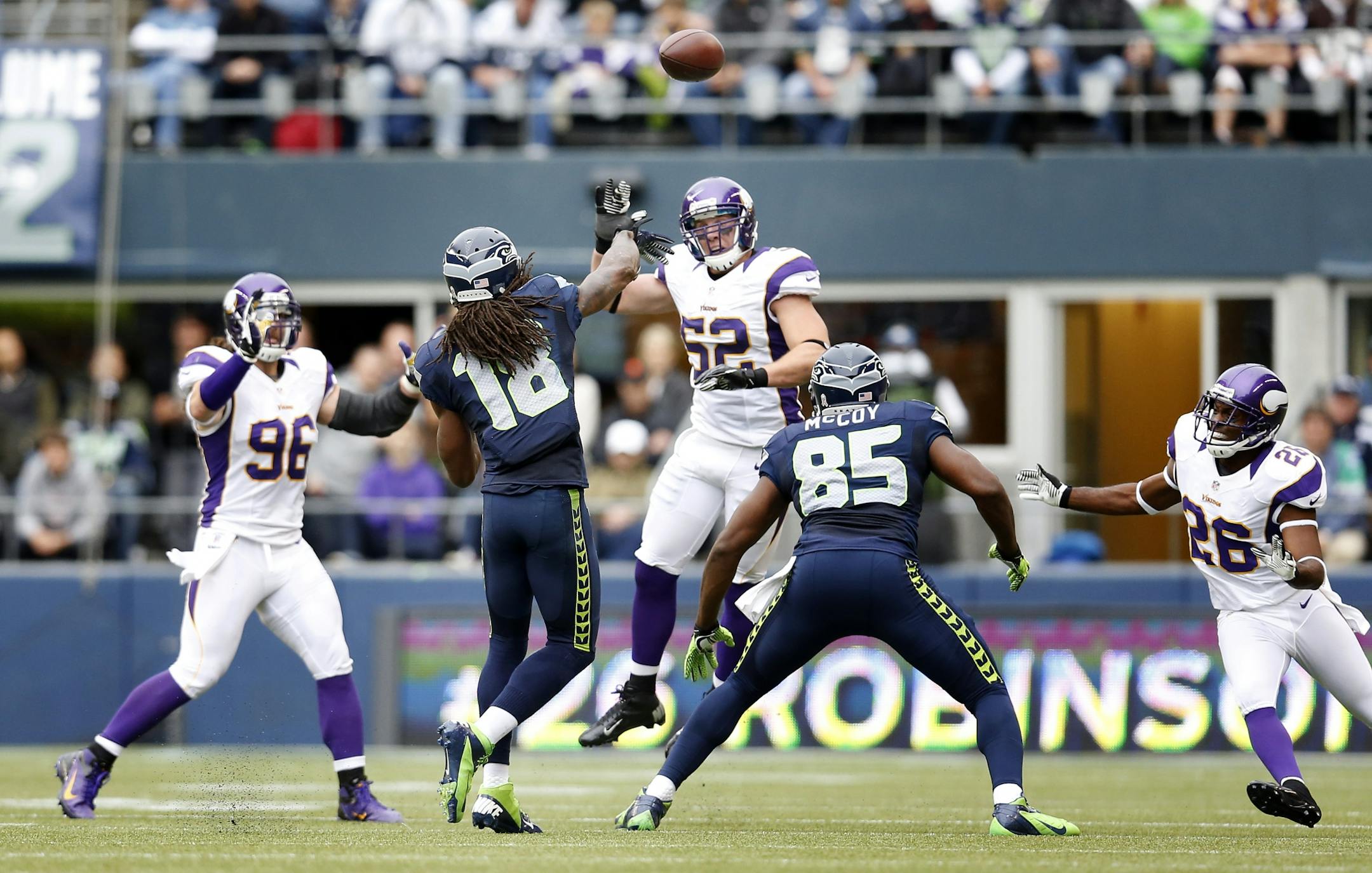 Seattle receiver Sidney Rice (18) threw a pass on a trick play in the first quarter.