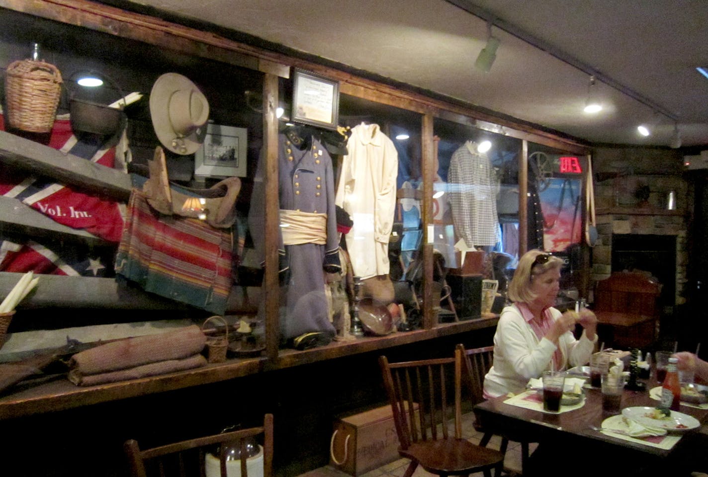 The tavern at the Farnsworth House in Gettysburg, Pennsylvania, has a case filled with memorabilia from the movie, Gettysburg. (Diane Stoneback/Allentown Morning Call/MCT) ORG XMIT: 1138778 ORG XMIT: MIN1305192336230988