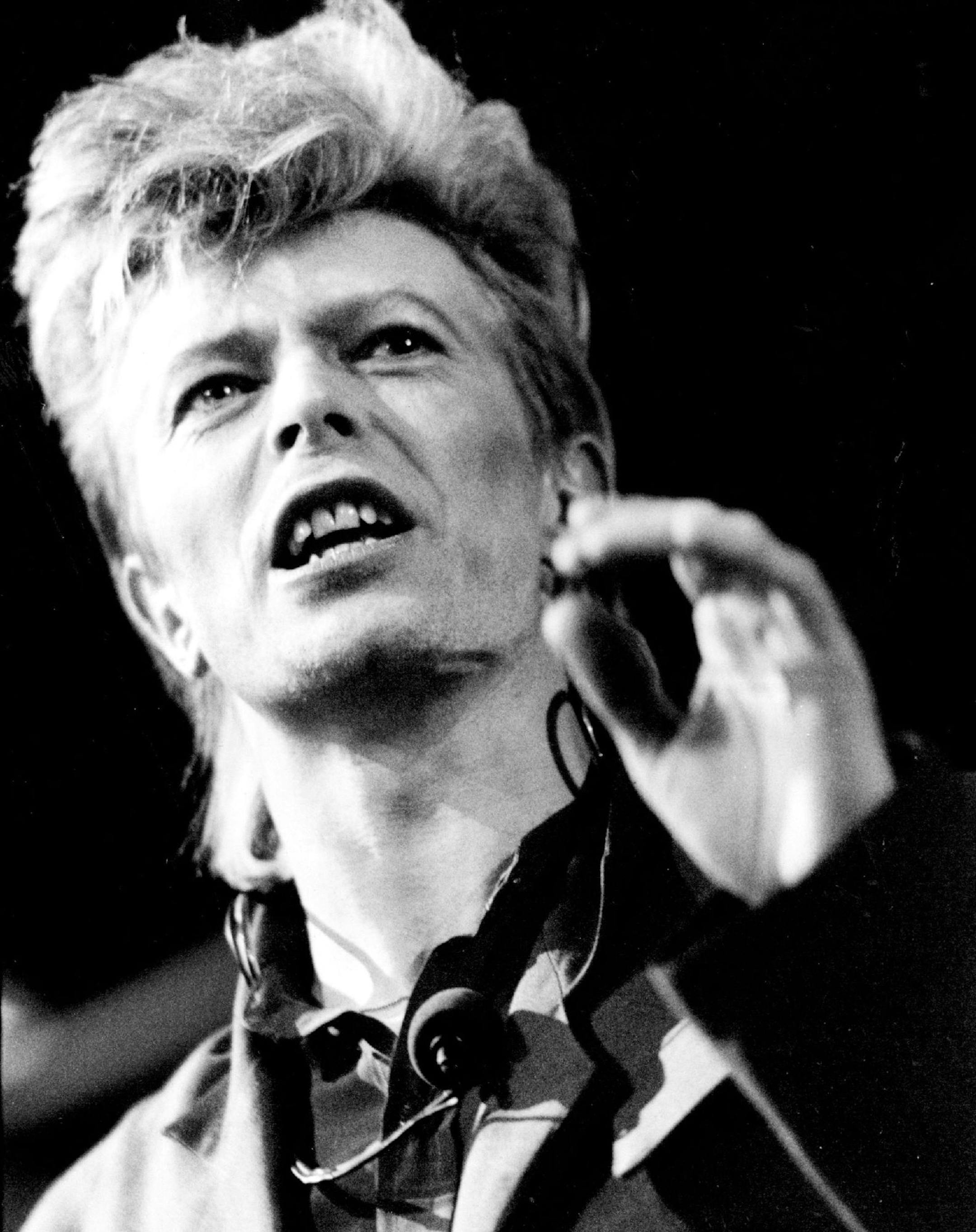 October 1, 1987 Bowie Comes to Town David Bowie's ‚ÄúGlass Spider1‚Äô concert tour came to St. Paul Thursday night and gave 10,000 fans more than two hours of what critic Jon Bream described as an event combining "avant-garde performance art, modern dance, European theater and rock music.‚Äù Bowie's six-member band featured veteran guitarist Peter Frampton. (Review - Page 1C.) David Brewster, Minneapolis Star Tribune