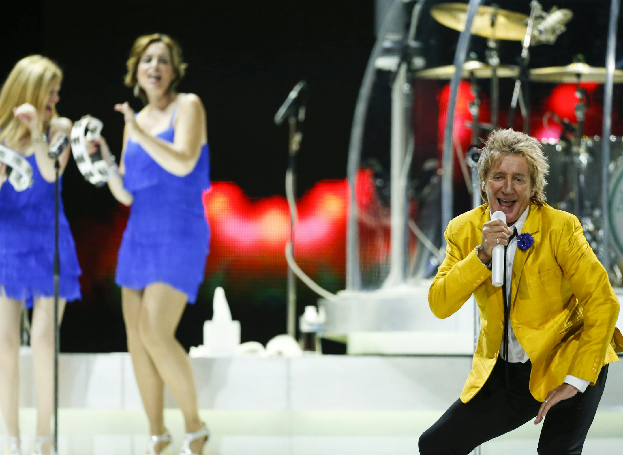 Rod Stewart early in his set Sunday night at Xcel Energy Center. ] JEFF WHEELER &#x201a;&#xc4;&#xa2; jeff.wheeler@startribune.com Carlos Santana and Rod Stewart performed Sunday night, August 10, 2014 at Xcel Energy Center in St. Paul.