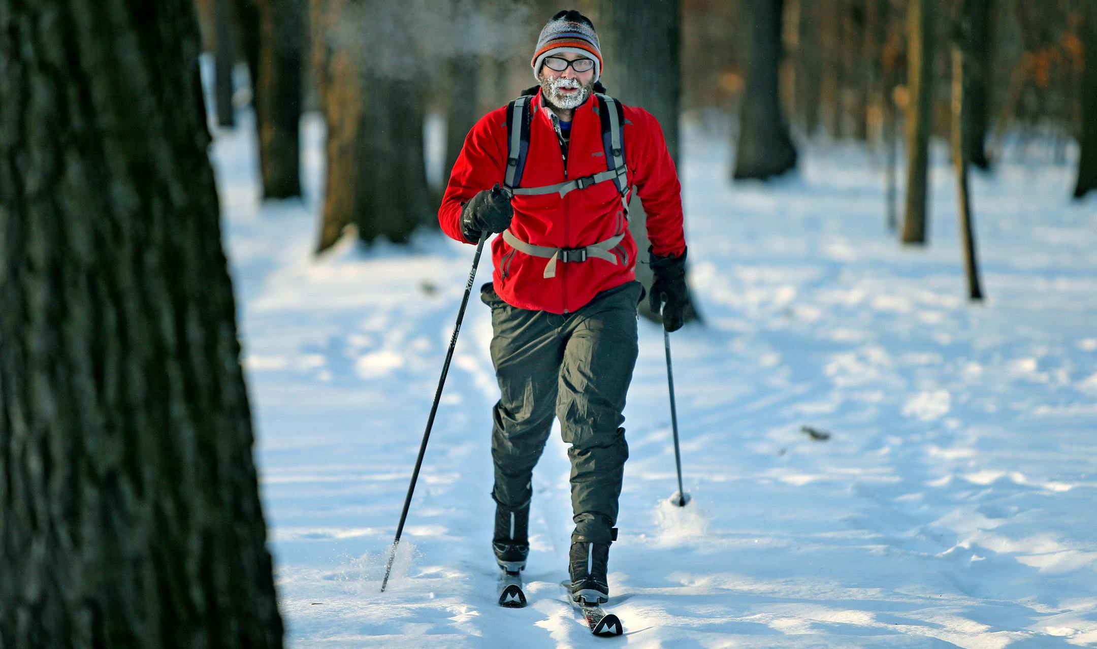 Greg Rohde commuted to work to the University of Minnesota via cross-country skis along West River Parkway in the frigid -20 weather, Monday, January 6, 2013 in Minneapolis, MN. (ELIZABETH FLORES/STAR TRIBUNE) ELIZABETH FLORES • eflores@startribune.com