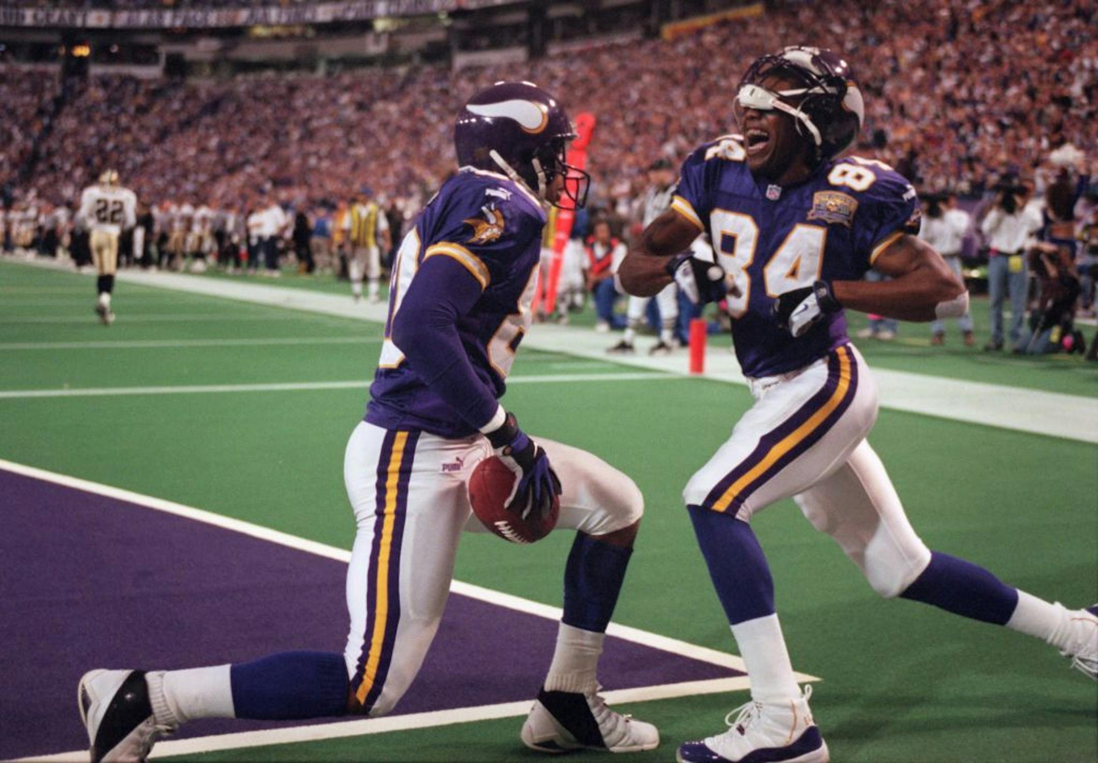 Randy Moss (right) and Cris Carter celebrated a touchdown in 2000.