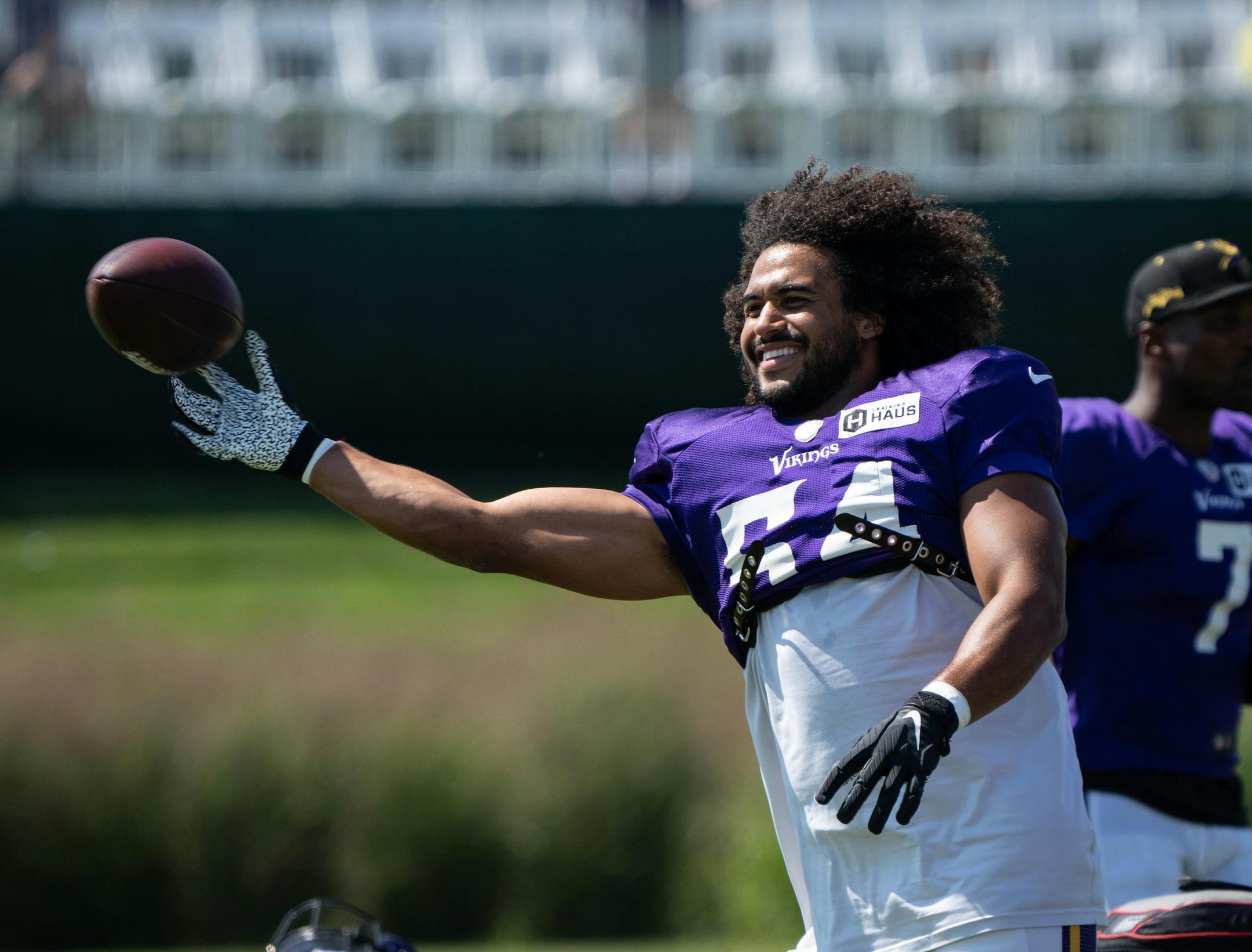 Vikings Eric Kendricks (54) throws the ball.
