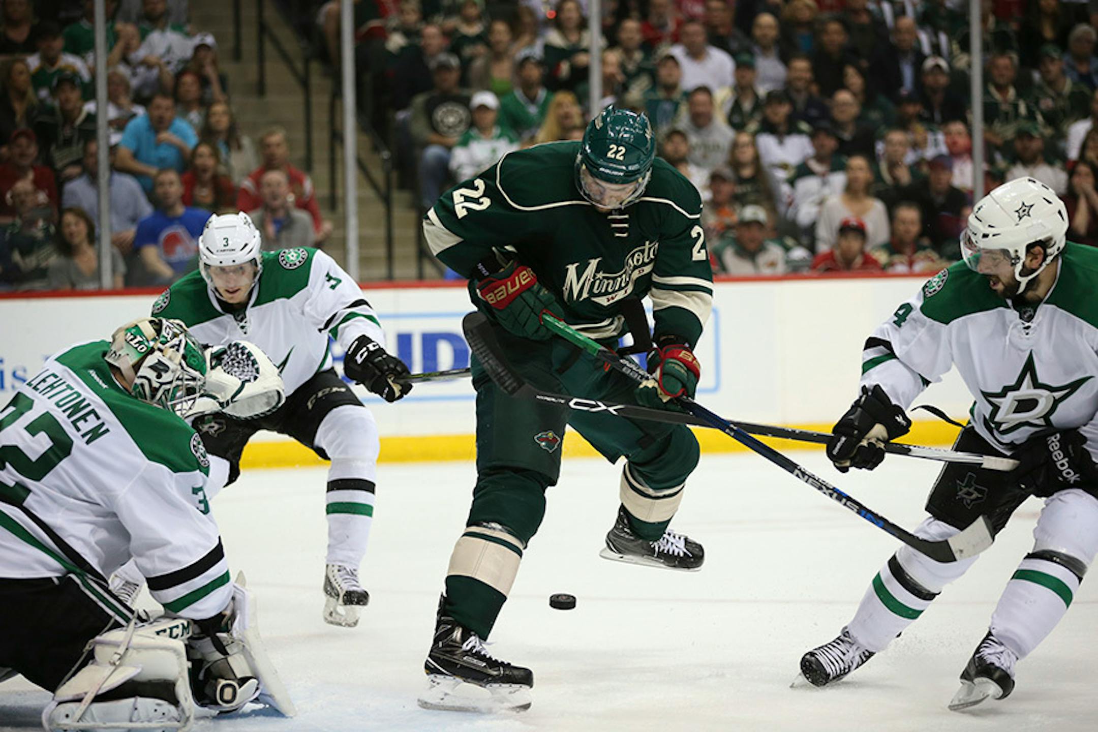 Wild right wing Nino Niederreiter (22) screened goalie Dallas Stars goalie Kari Lehtonen (32) from an incoming shot in the second period Monday night.