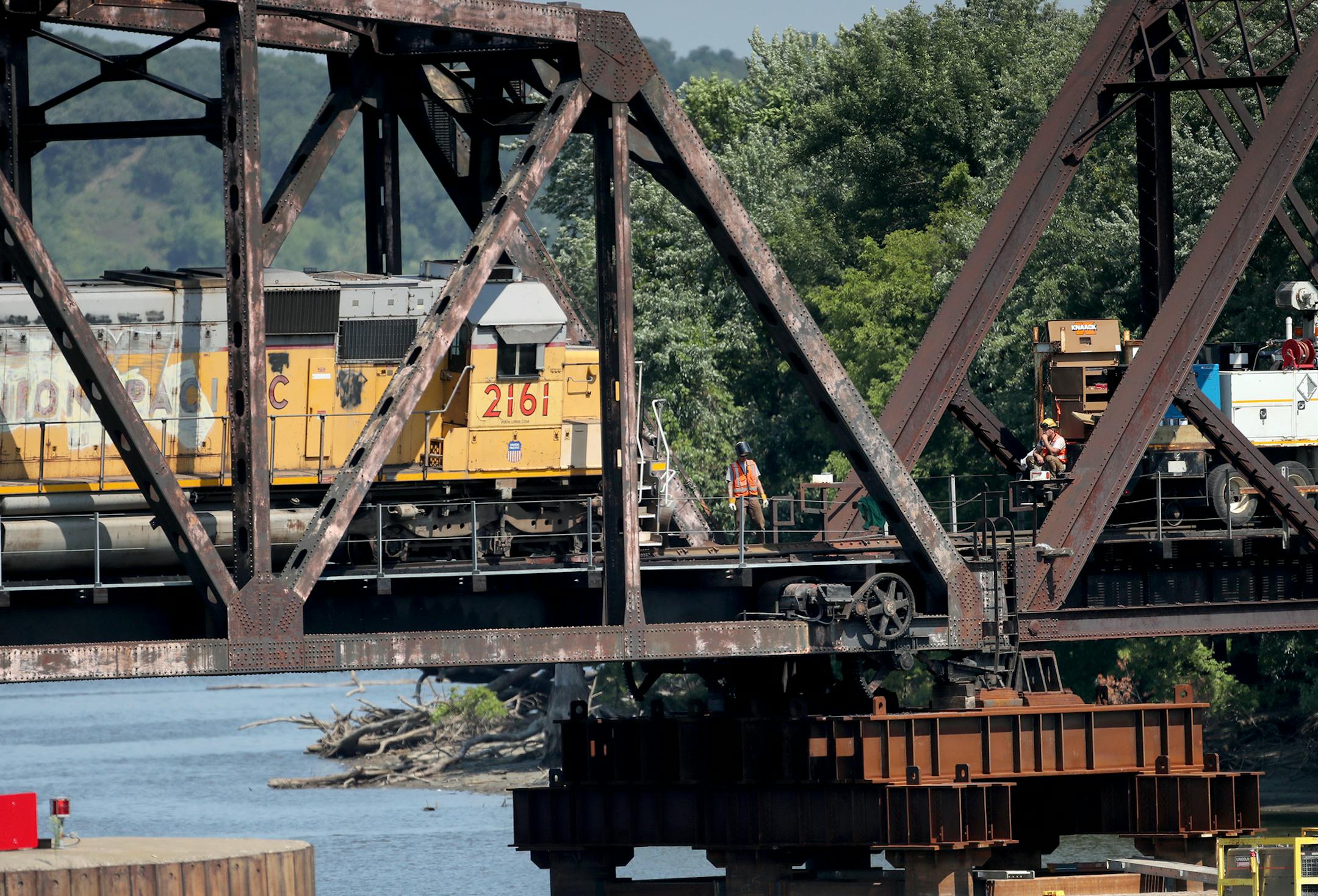 Railroad workers prepare to try and get a Union Pacific train engine back on the tracks at the Hoffman Swing Bridge after it derailed and a fuel car spilled 3,200 gallons of diesel into the Mississippi River Wednesday, Aug. 8, 2018, in South St. Paul, MN.] DAVID JOLES ï david.joles@startribune.com fuel spill