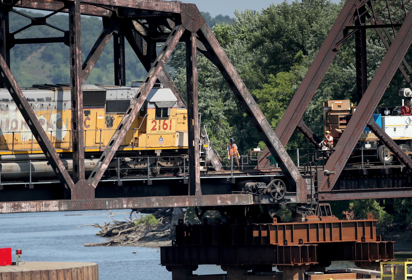 Railroad workers prepare to try and get a Union Pacific train engine back on the tracks at the Hoffman Swing Bridge after it derailed and a fuel car spilled 3,200 gallons of diesel into the Mississippi River Wednesday, Aug. 8, 2018, in South St. Paul, MN.] DAVID JOLES &#xef; david.joles@startribune.com fuel spill