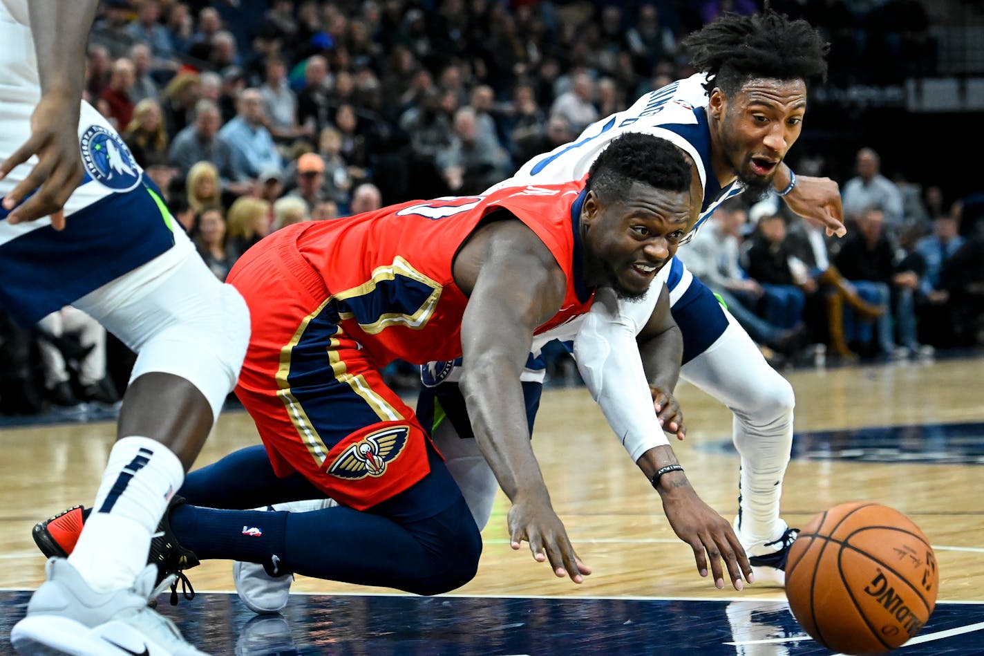 Timberwolves forward Robert Covington (back) and Pelicans forward Julius Randle battled for a loose ball in the third quarter Wednesday night.