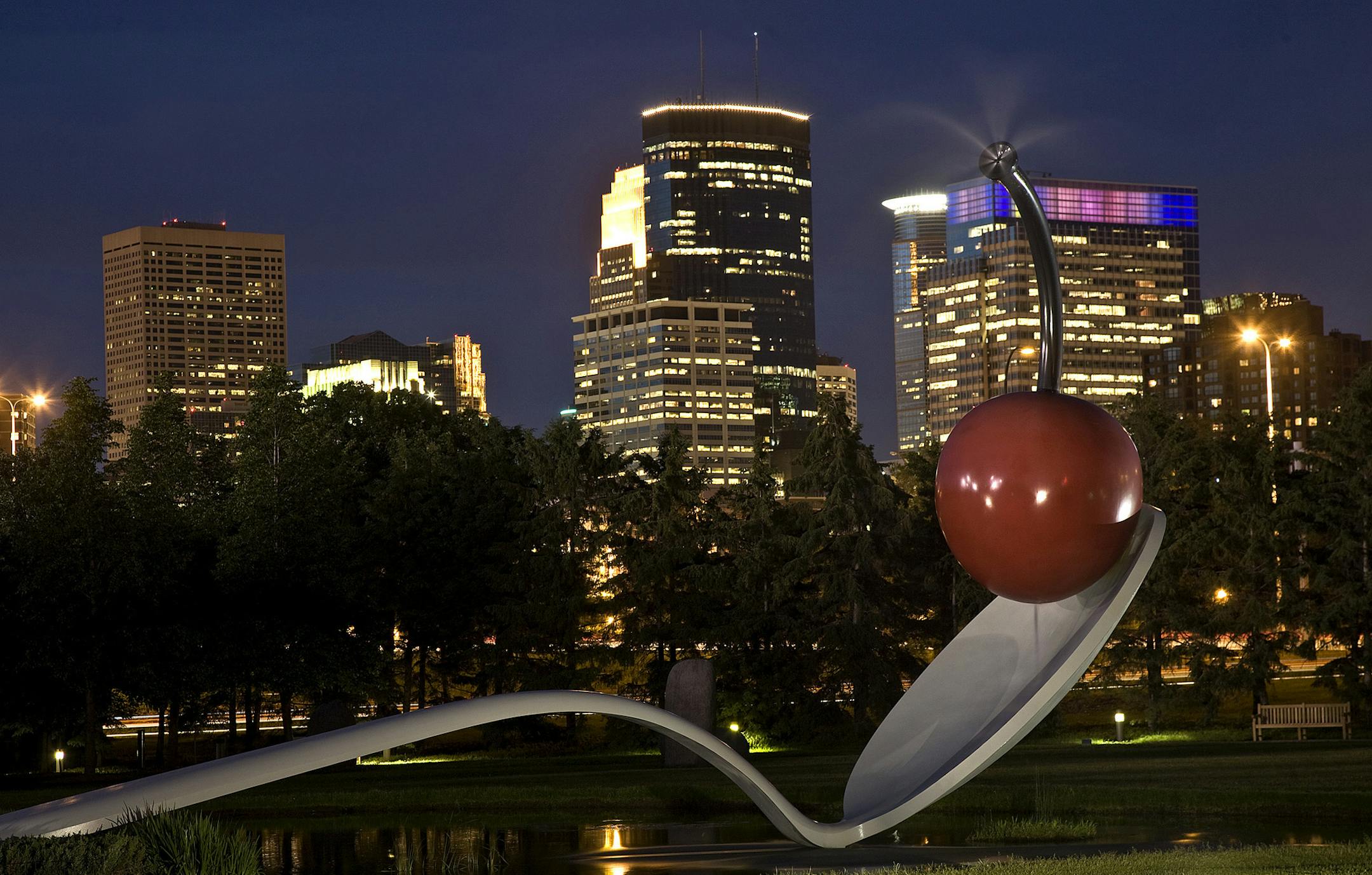 TOM WALLACEï twallace@startribune.com Assign#00003492A slug: sculpture06XX june19,20,21 Twenty year anniversary of the Walker Art Centerís, sculpture garden - double truck graphic highliting 12 works , on line gallery / map showing them all. Minneapolis, MN 2008. Spoonbridge and Cherry, 1985-1988 Aluminum, stainless steel, paint 354 x 618 x 162 in. Gift of Frederick R. Weisman in honor of his parents, William and Mary Weisman, 1988