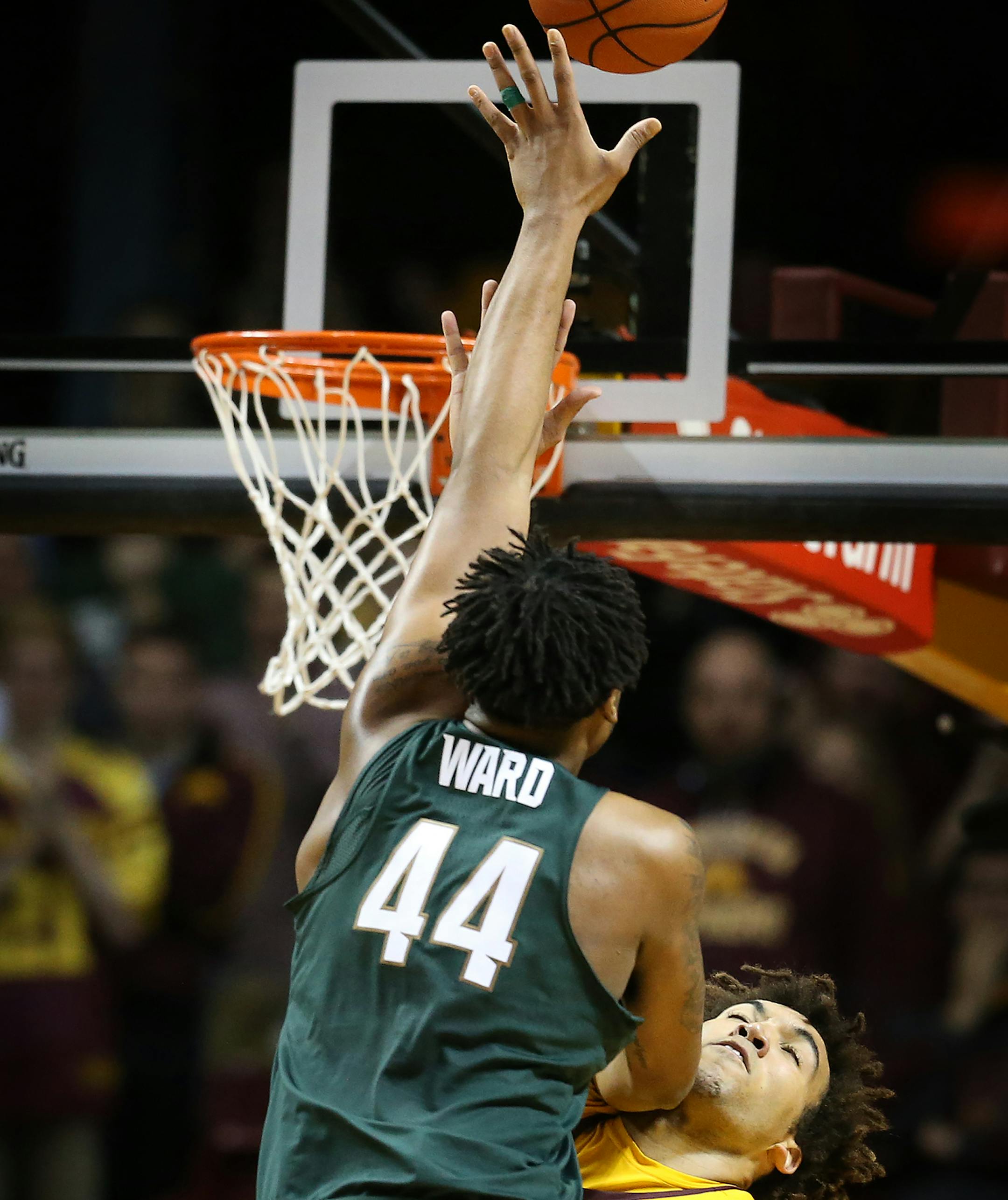Minnesota Golden Gophers center Reggie Lynch (22) fouled Michigan State Spartans forward Nick Ward (44) in the second half at Williams Arena Tuesday December 27,2016 in Minneapolis, MN] The Minnesota Golden Gophers hosted Michigan St. at Williams Arena. Jerry Holt / jerry. Holt@Startribune.com