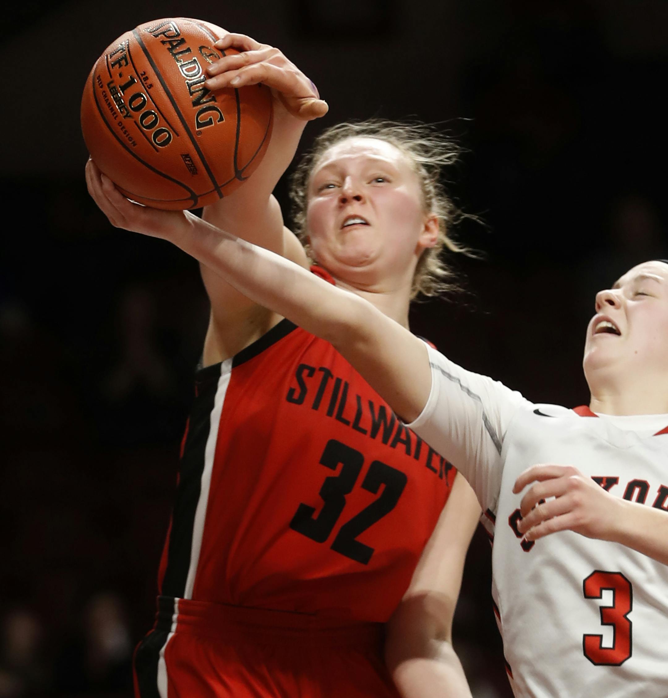 Liza Karlen(32) of Stillwater blocks a shot by Natalie Holte(3). ] Stillwater takes on Shakopee
in the quarterfinals of 4A girls basketball tourney at Williams Arena. RICHARD TSONG-TAATARII ¥ richard.tsong-taatarii@startribune.com