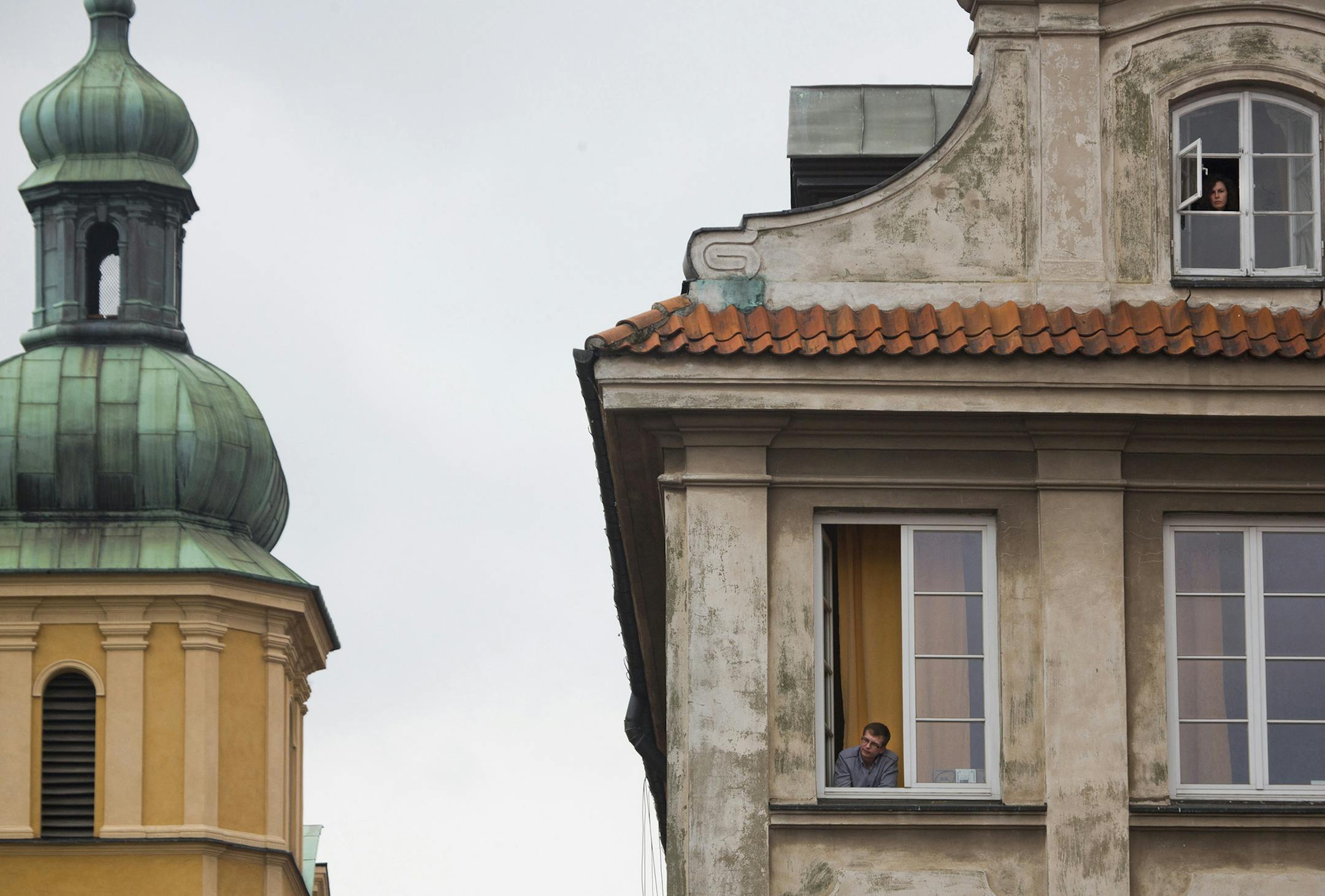 People look out over Castle Square during a ceremony commemorating the 25th anniversary of the first partially free elections in Poland, where President Barack Obama gave an address, in Warsaw, Poland, June 4, 2014. Earlier Wednesday Obama met for the first time with President-elect Petro Poroshenko of Ukraine and pledged U.S. support for efforts to stabilize the corruption-torn country, offering $5 million in nonlethal military aid. (Stephen Crowley/The New York Times) ORG XMIT: MIN201406121317