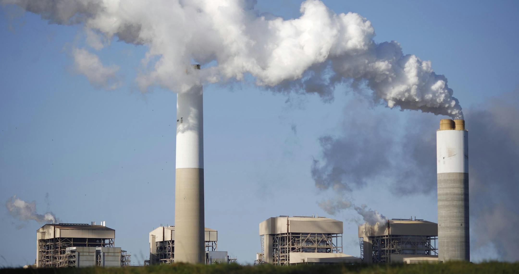 Emissions rise from the coal fired Santee Cooper Cross Generating Station power plant in Pineville, S.C., in March. Construction of new coal plants around the world fell for the second year in a row in 2017 as the world's biggest polluters began to restrict new projects and explore other technologies. MUST CREDIT: Bloomberg photo by Luke Sharrett ORG XMIT: 775146618