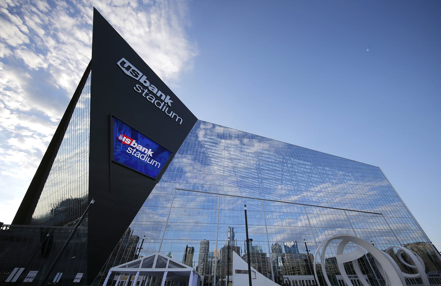 Just under the new US Bank Stadium, the new, much-debated Commons park opened to little fanfare. But the people's park is turning out to be much better than early opponents expected. [ Star Tribune Photo by Tom Wallace &#xa5; tom.wallace@startribune.com ORG XMIT: MIN1607260941190763