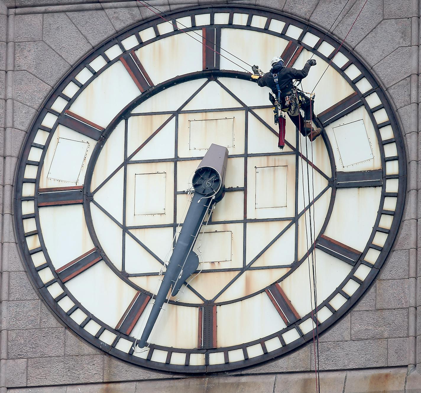 The historic clock atop City Hall stopped shortly after 6:30 a.m. to allow crew members to get inside the tower and gussy up the late-19th century landmark downtown, Monday, January 19, 2015 in Minneapolis, MN. ] (ELIZABETH FLORES/STAR TRIBUNE) ELIZABETH FLORES &#x2022; eflores@startribune.com