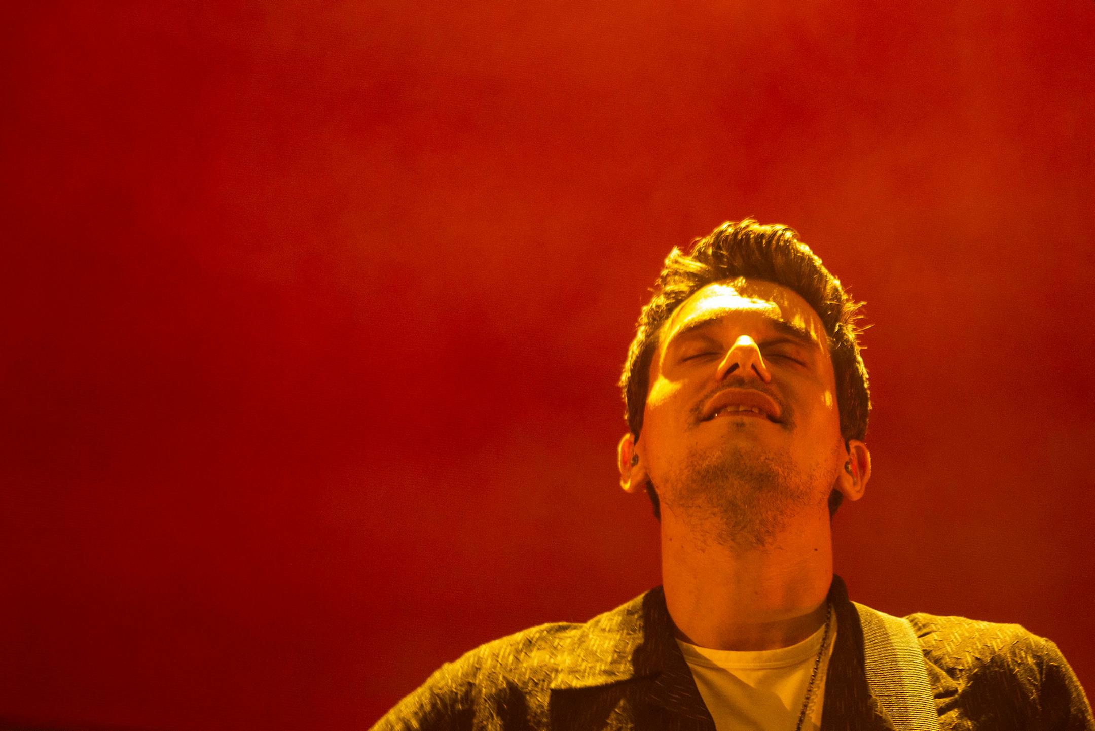 John Mayer puts his face up to the lights while he performs at Xcel Energy Center Monday, August 5, 2019. ] NICOLE NERI • nicole.neri@startribune.com