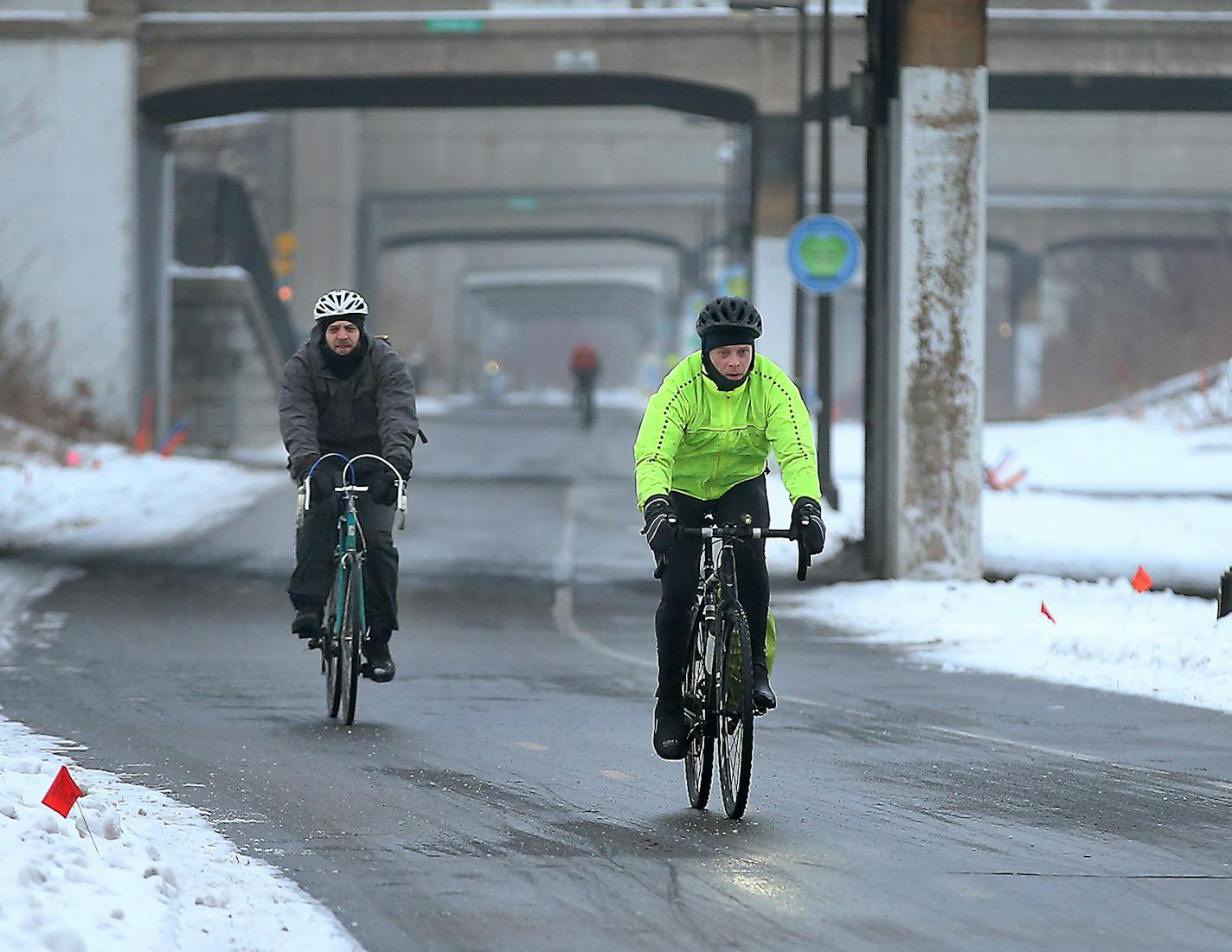 Bike commuters made their way along the Greenway, Monday, January 25, 2016 in Minneapolis, MN. ] (ELIZABETH FLORES/STAR TRIBUNE) ELIZABETH FLORES &#x2022; eflores@startribune.com