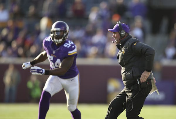 Minnesota Vikings head coach Mike Zimmer yelled as middle linebacker Jasper Brinkley (54) ran to join his teammates in the fourth quarter on a Sunday 
