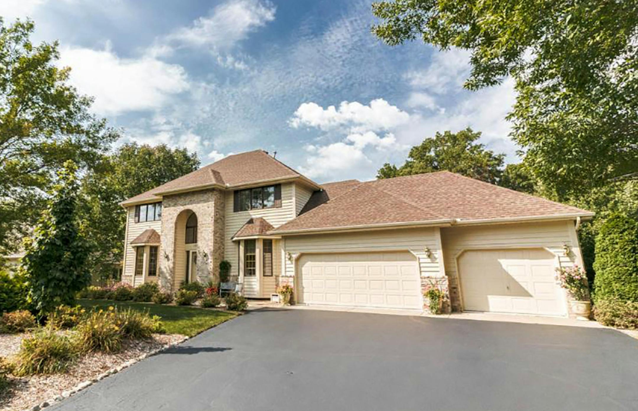 Lakeville
Built in 1992, this four-bedroom, four-bath house has 3,937 square feet and features three bedrooms on one level, vaulted ceilings, two fireplaces, hardwood floors, formal dining room, four-season porch, full finished walkout basement and three-car attached garage. Listed by Jason Brueske, Edina Realty, 612-237-7201.