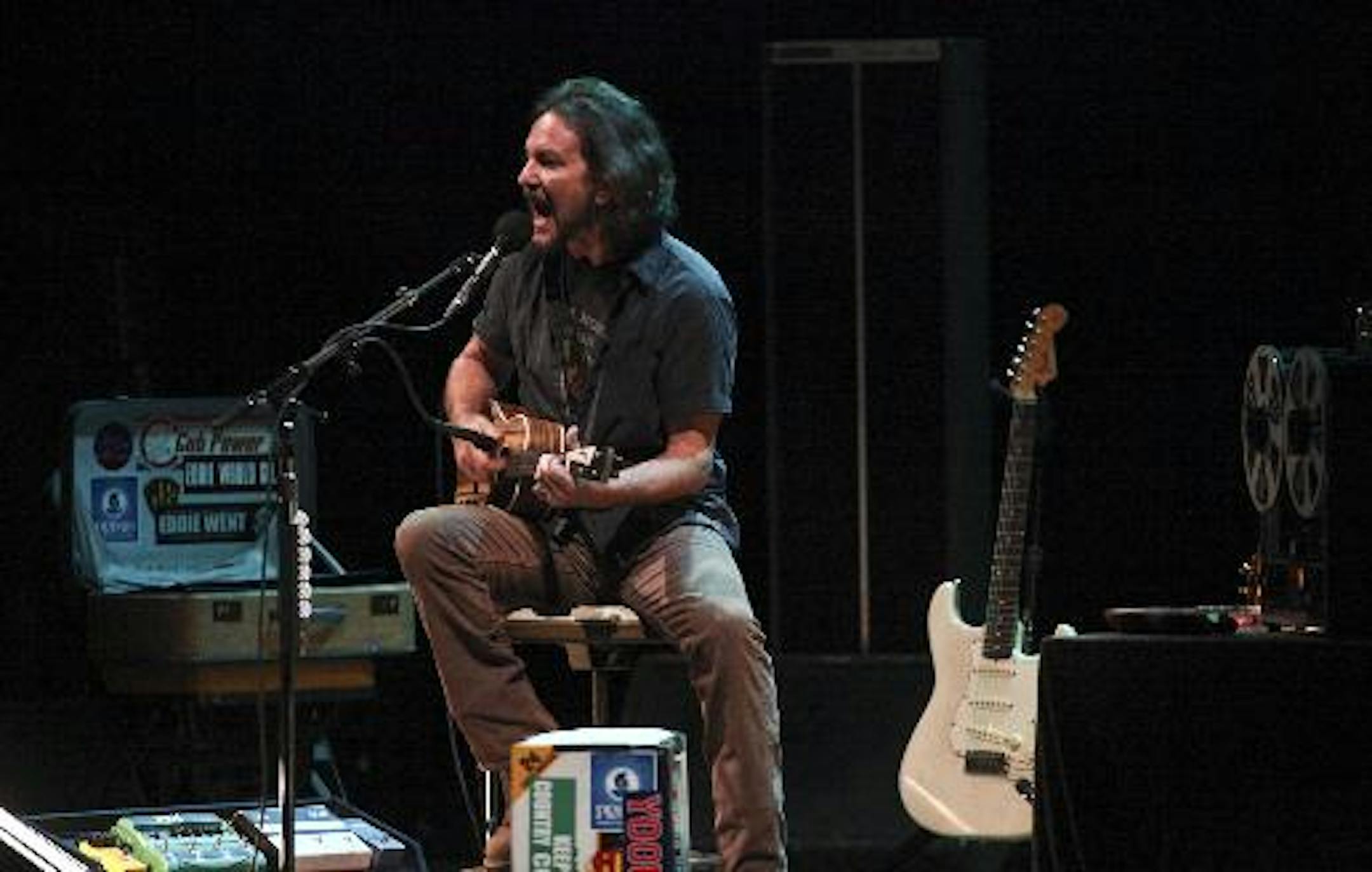 Eddie Vedder surrounded by his instruments Saturday at the Orpheum Theatre. / Photo y Kyndell Harkness