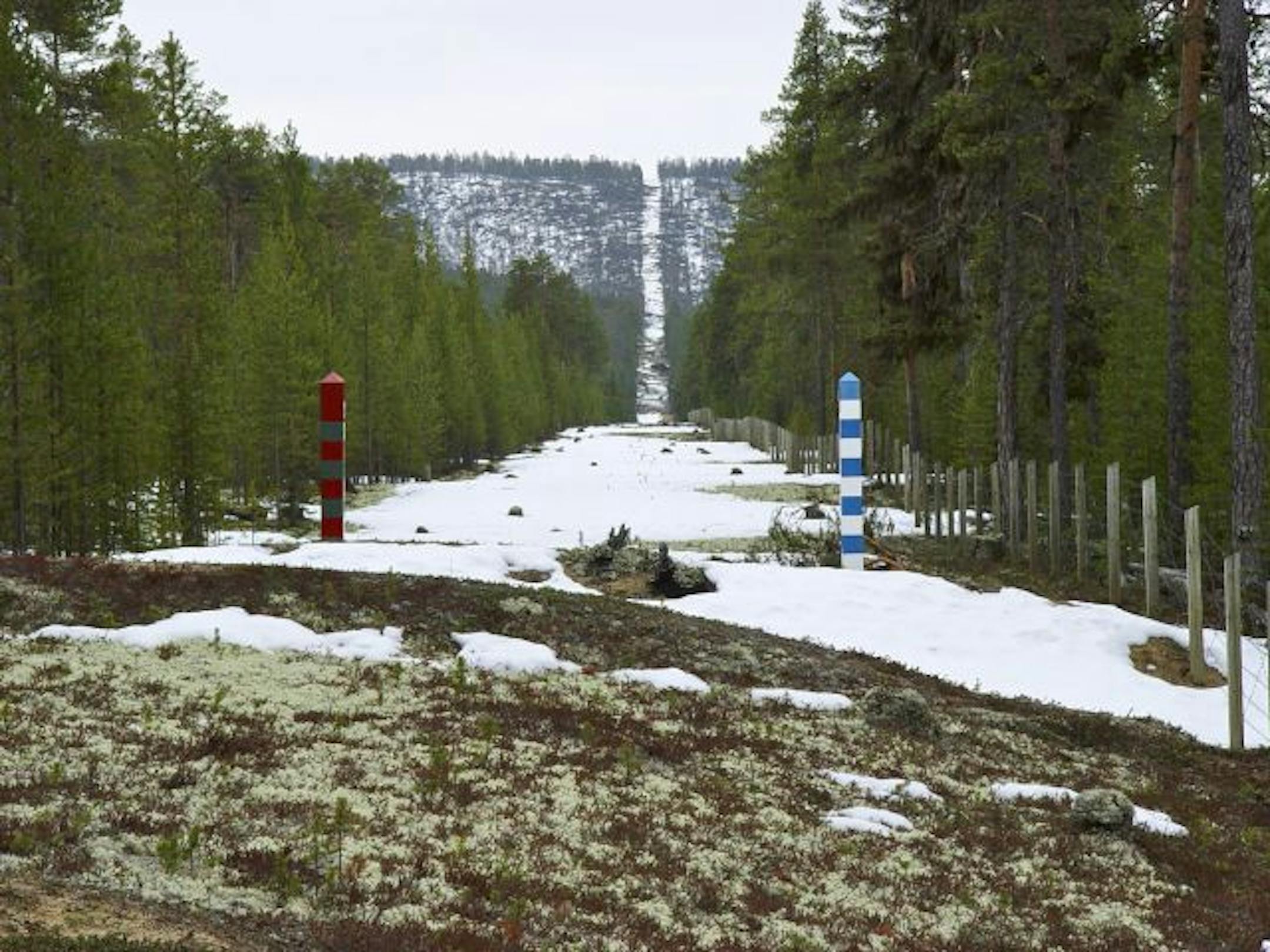 Minna Rainio & Mark Roberts: Borderlands (2004). Three-screen video installation.