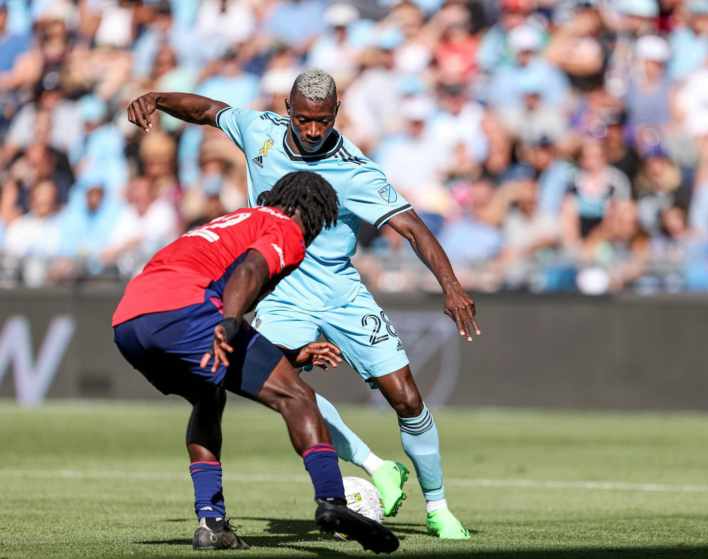 Minnesota United's Mender Garcia (28) tried to work around FC Dallas' Ema Twumasi (22) during FC Dallas' 3-0 victory Saturday at Allianz Field. (Minnesota United)