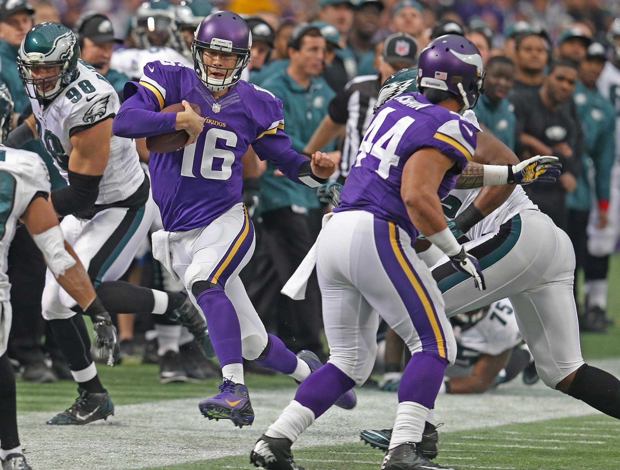 Vikings quarterback Matt Cassel (16) scrambled for yards in the first quarter against the Eagles on Sunday.