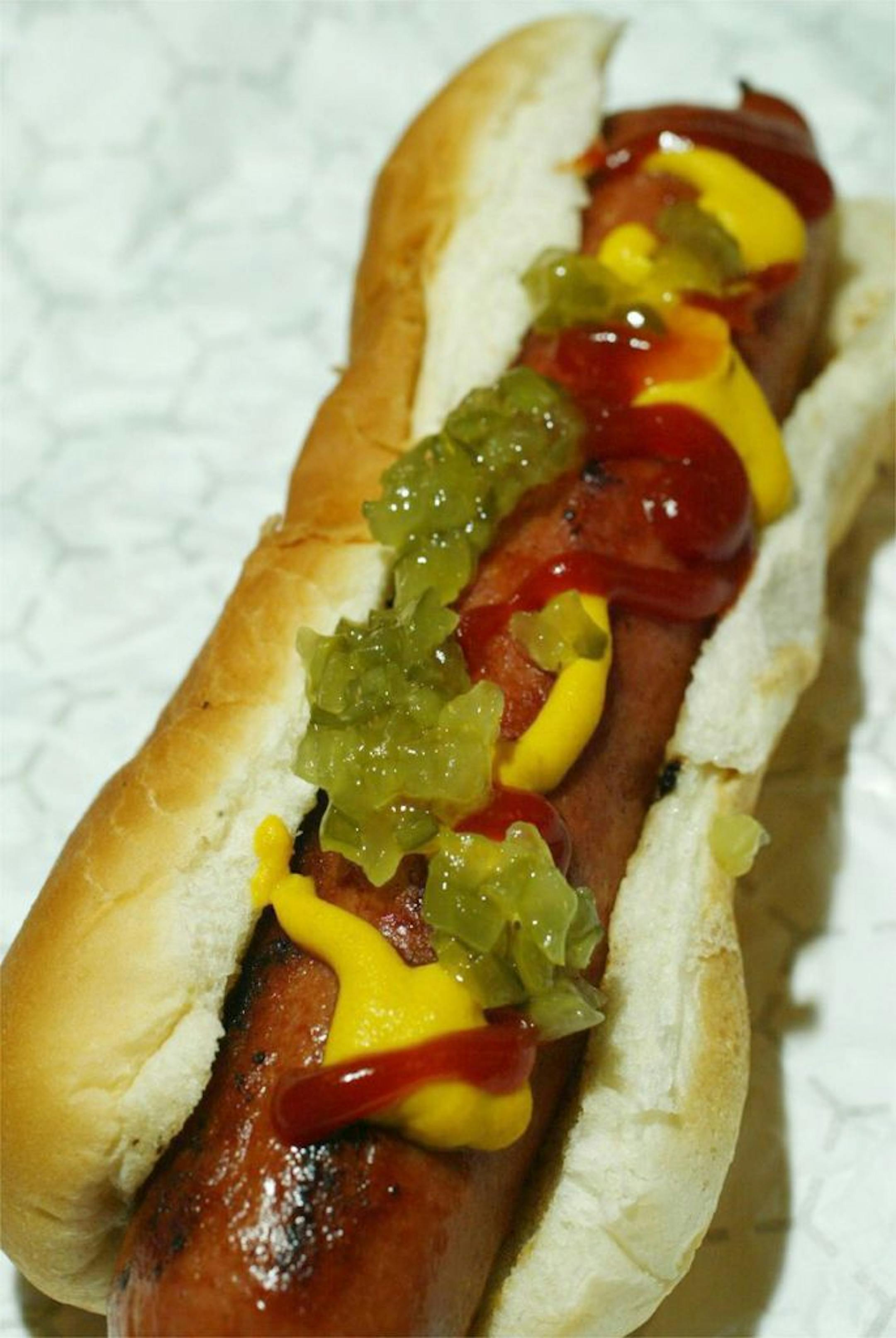 A ball park hot dog is a surprisingly lightweight choice when it comes calories�only 214 calories for an all-beef dog in a bun.