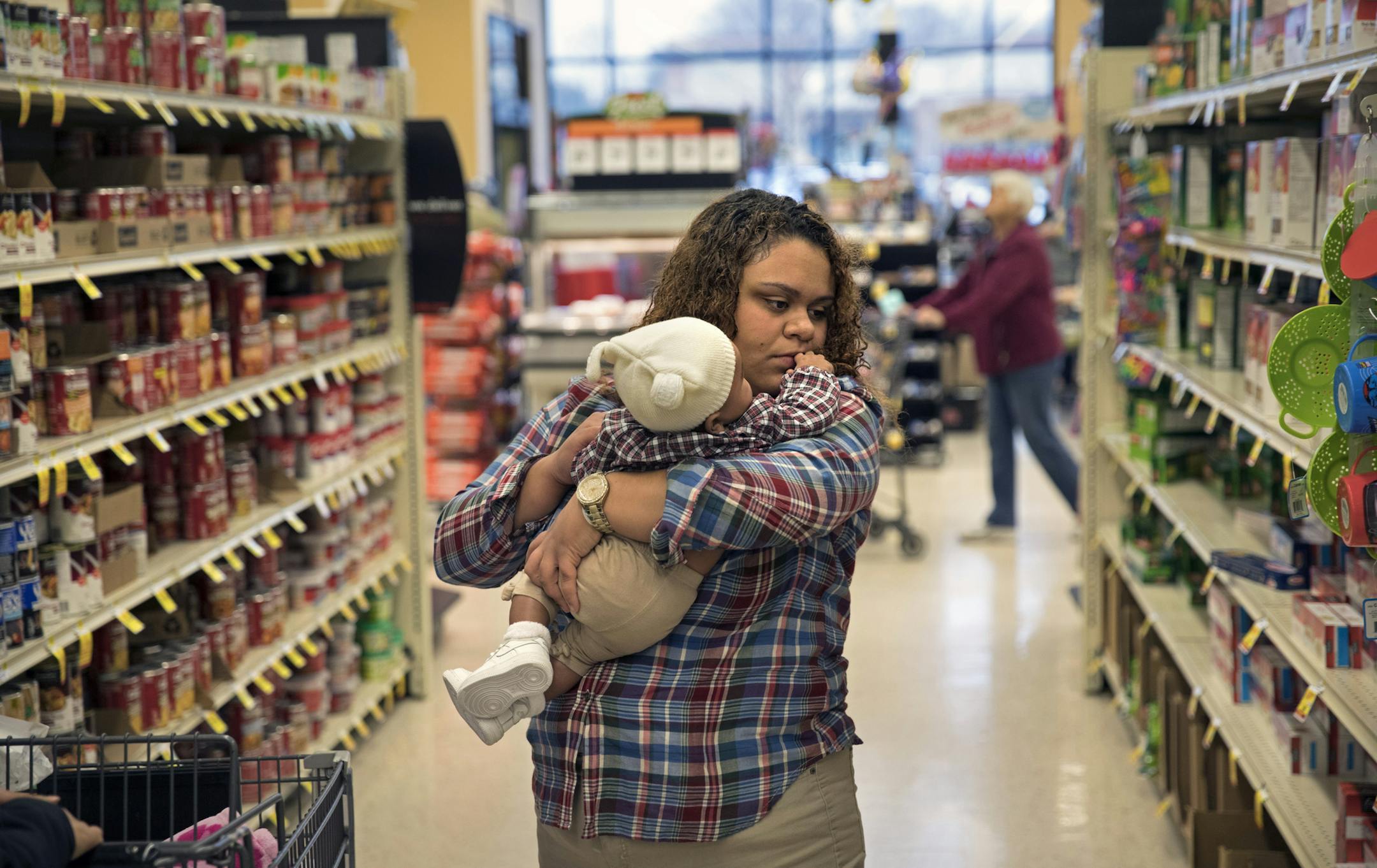 Breanna Buckhalton shops for groceries with her 4-month-old daughter Celina. ] Breanna Buckhalton was sexually abused as a child and was in the criminal justice and foster care system by her teens. The YMCA's Girls Circle HEART group has helped her find an apt and get back on track.
BRIAN PETERSON • brian.peterson@startribune.com
Fridley, MN 11/22/2017