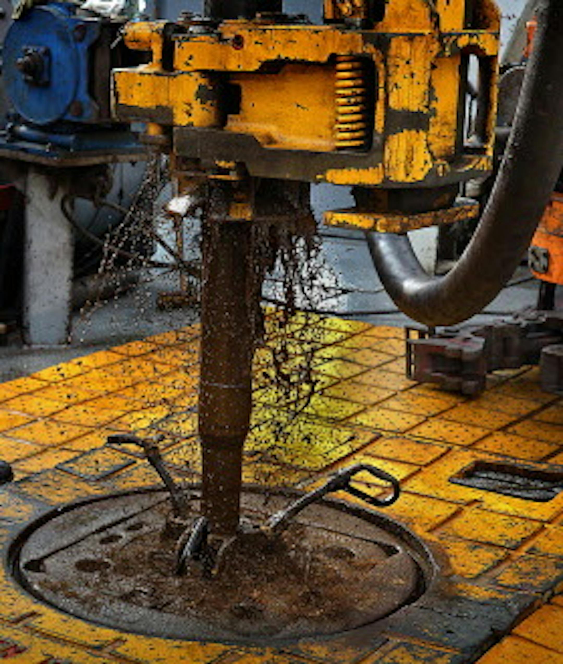 The drilling rig floor is slick with grease and oil.] (JIM GEHRZ/STAR TRIBUNE) / December 17, 2013, Watford City, ND ‚Äì BACKGROUND INFORMATION- PHOTOS FOR USE IN FINAL PART OF NORTH DAKOTA OIL BOOM PROJECT: Men work around the clock at Raven Rig No. 1 near Watford City, one of nearly 200 towering oil rigs in the Bakken. Once the rigs drill holes, several miles deep and then several miles horizontally, hydraulic fracturing technology (‚Äúfracking‚Ä&#